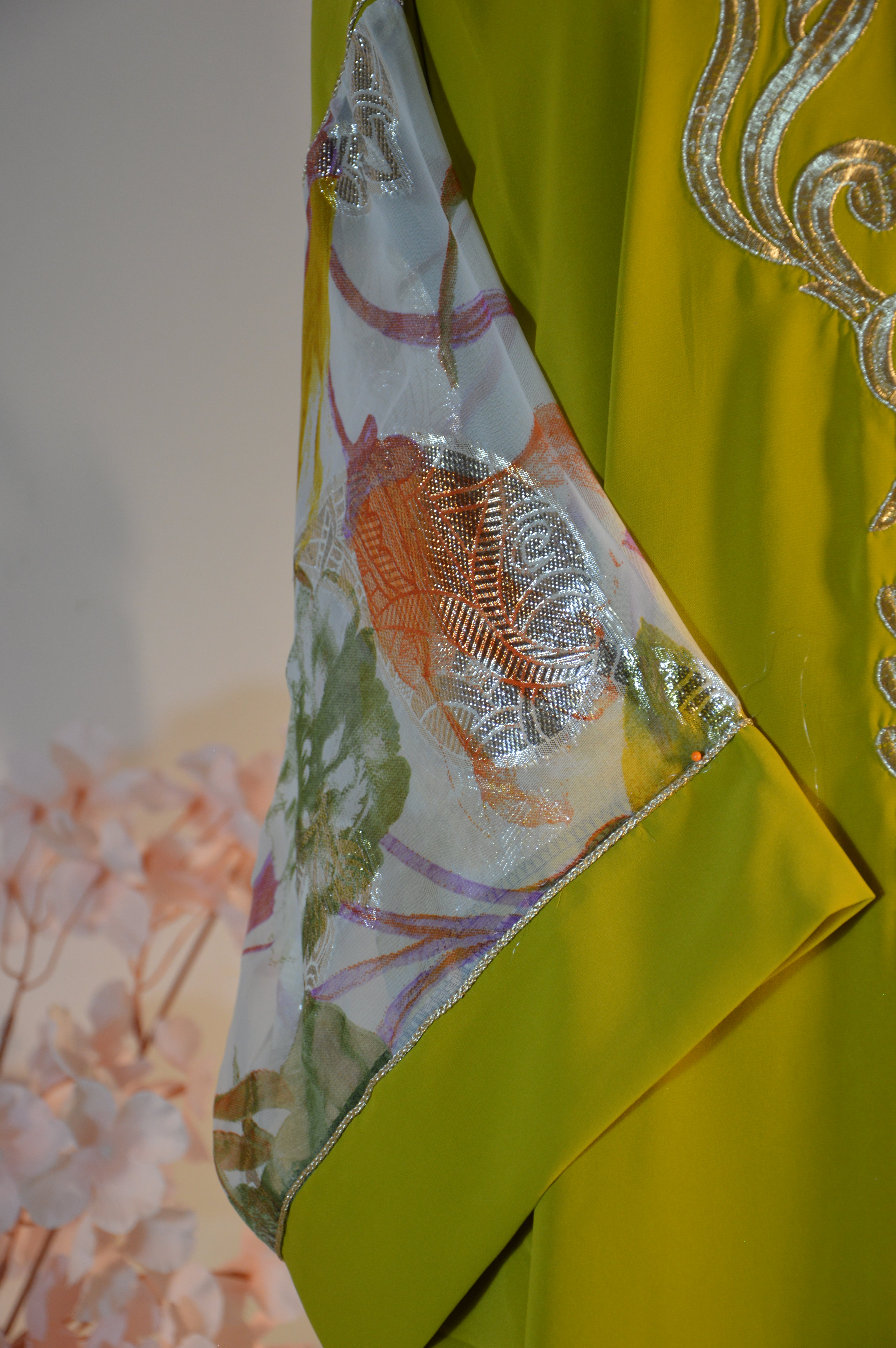 Gandoura vert safran brodée – Manches voile fleuri