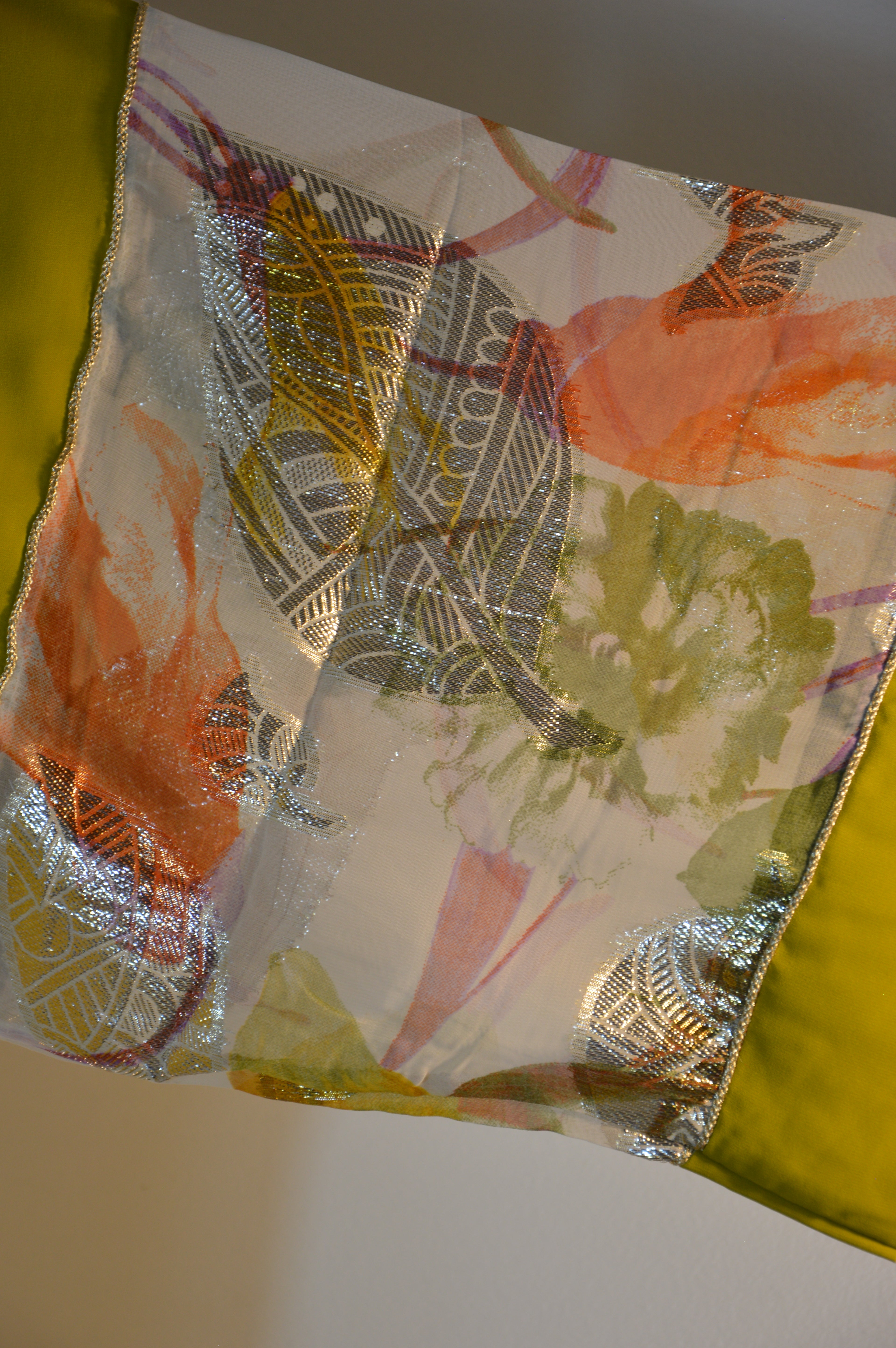 Gandoura vert safran brodée – Manches voile fleuri