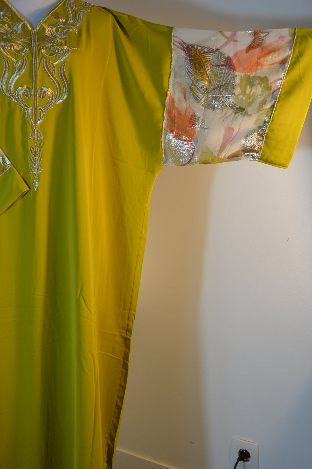 Gandoura vert safran brodée – Manches voile fleuri