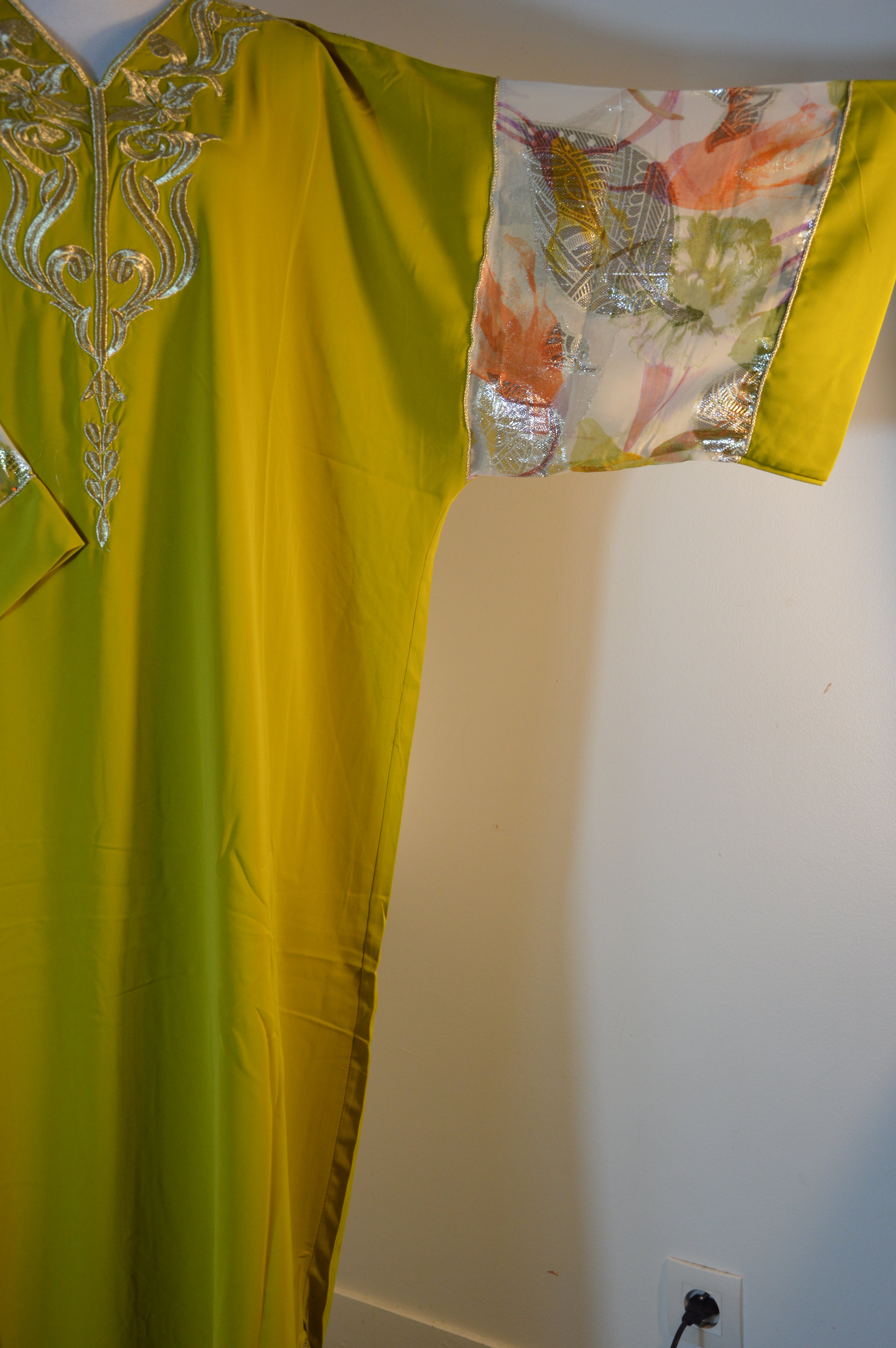 Gandoura vert safran brodée – Manches voile fleuri