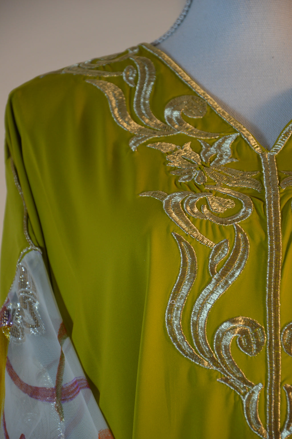 Gandoura vert safran brodée – Manches voile fleuri