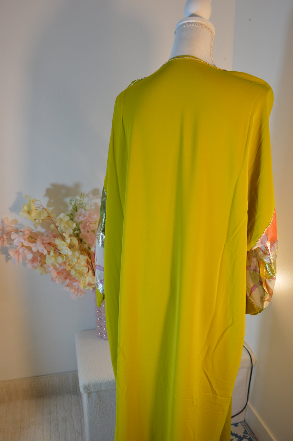 Gandoura vert safran brodée – Manches voile fleuri