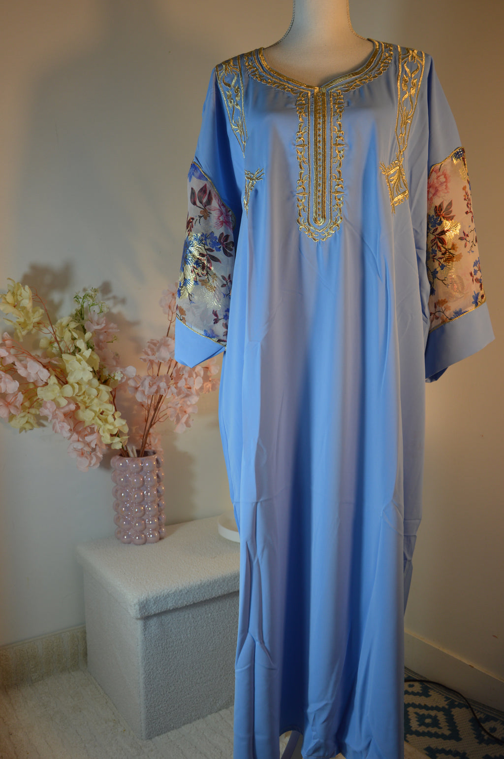Gandoura bleu azur, broderies or & manches voile fleuri