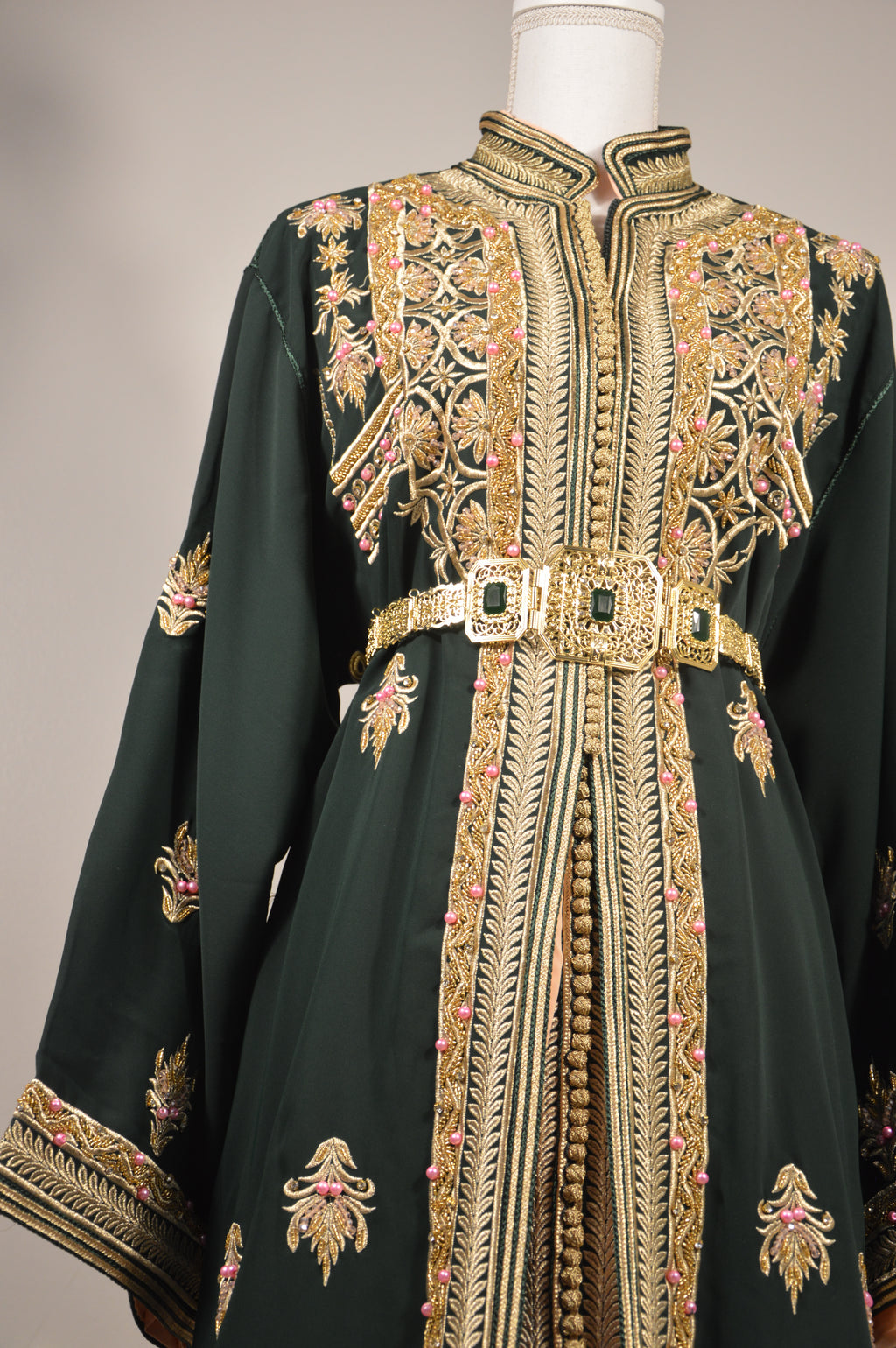 Takchita Col Montant Vert Sapin “Élégance Majestueuse”