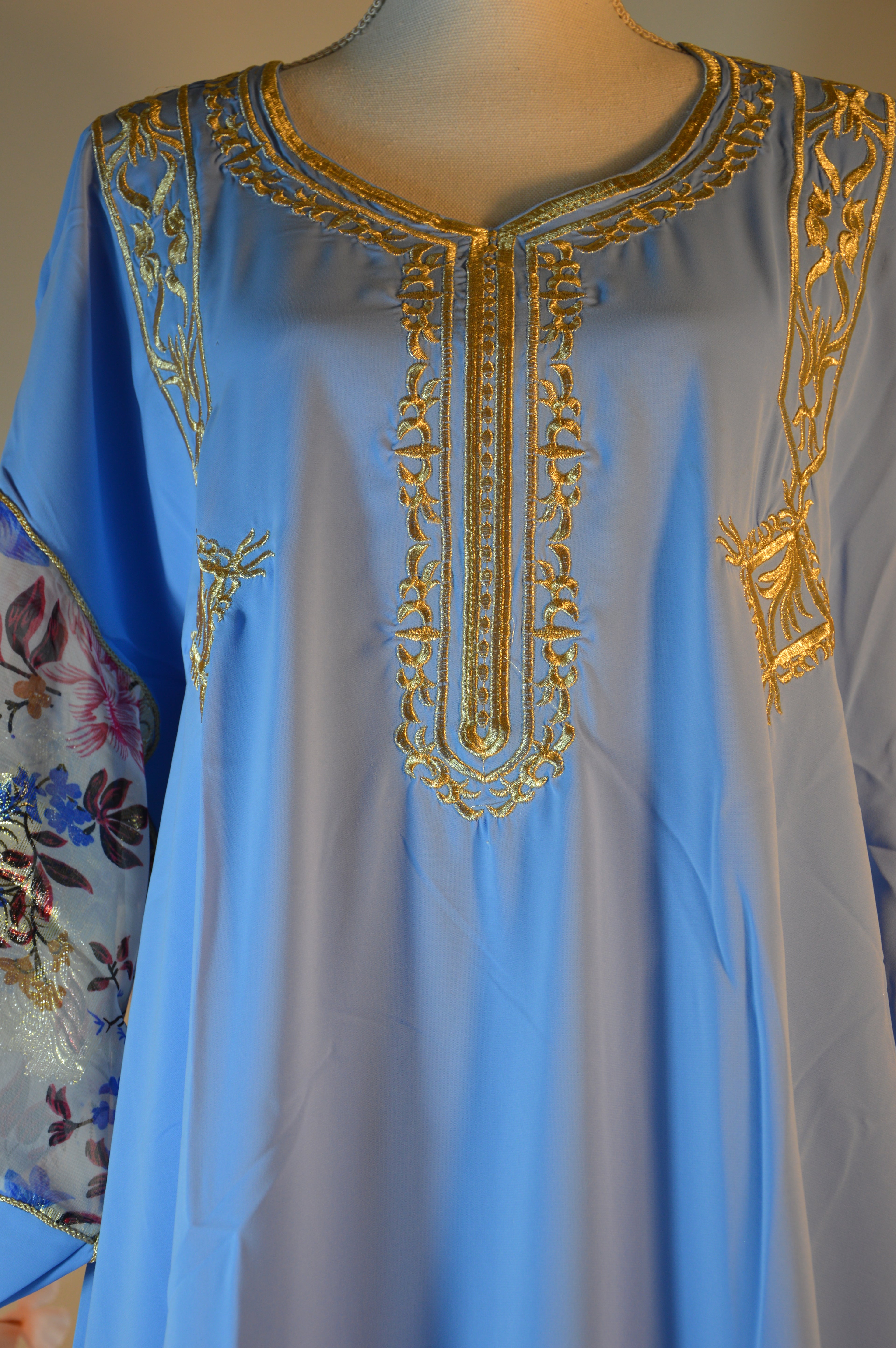 Gandoura bleu azur, broderies or & manches voile fleuri