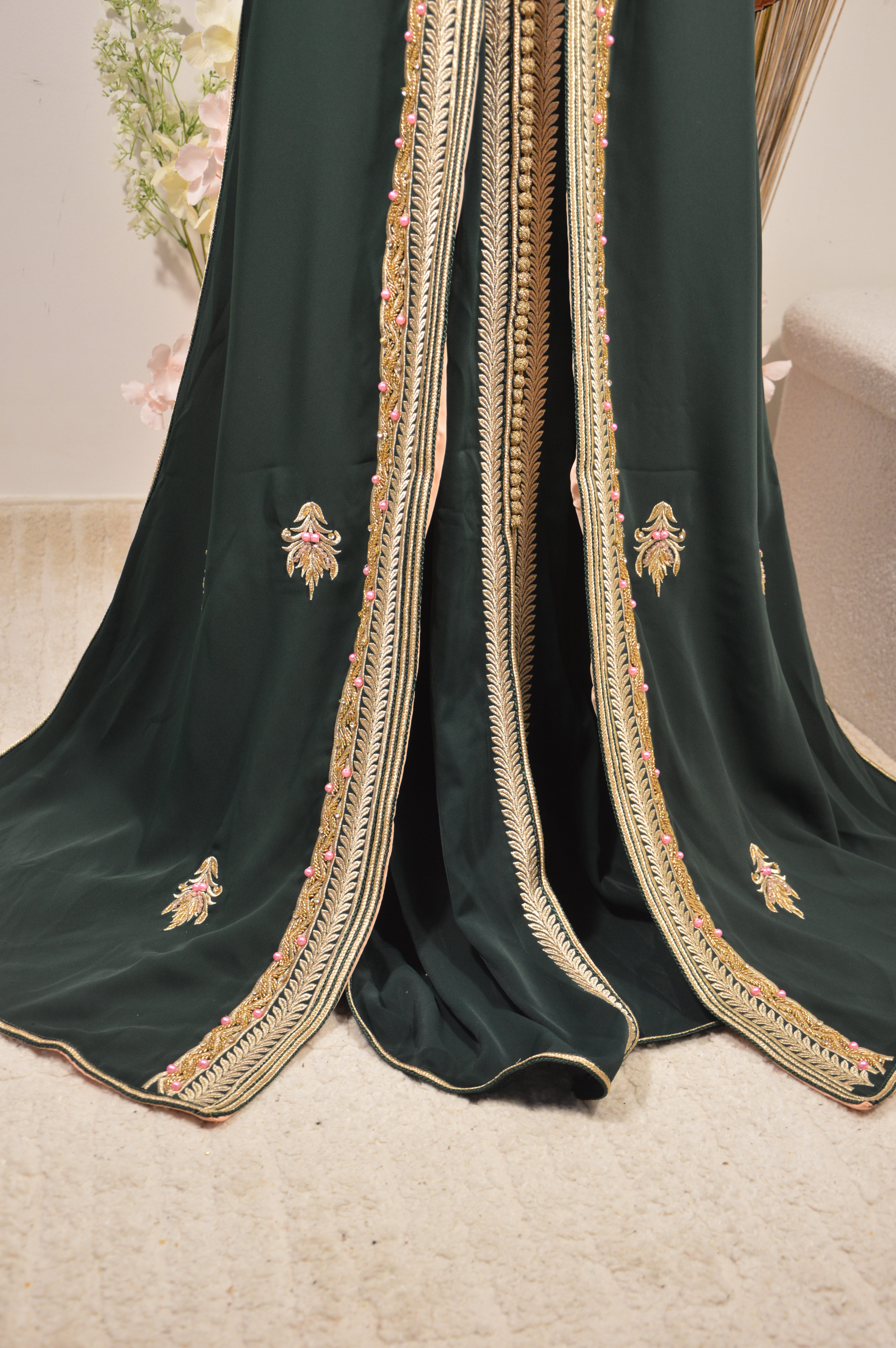 Takchita Col Montant Vert Sapin “Élégance Majestueuse”