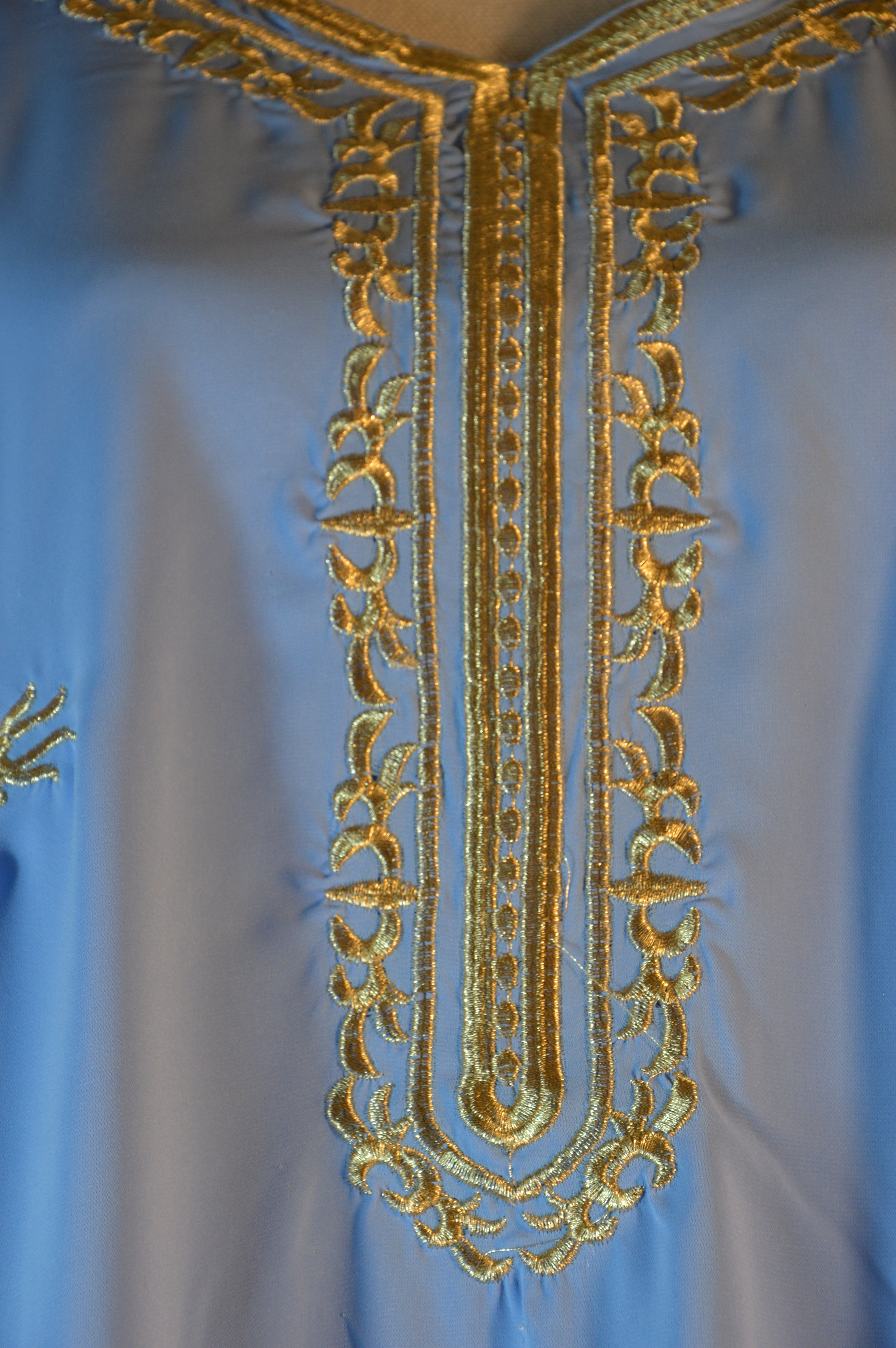 Gandoura bleu azur, broderies or & manches voile fleuri