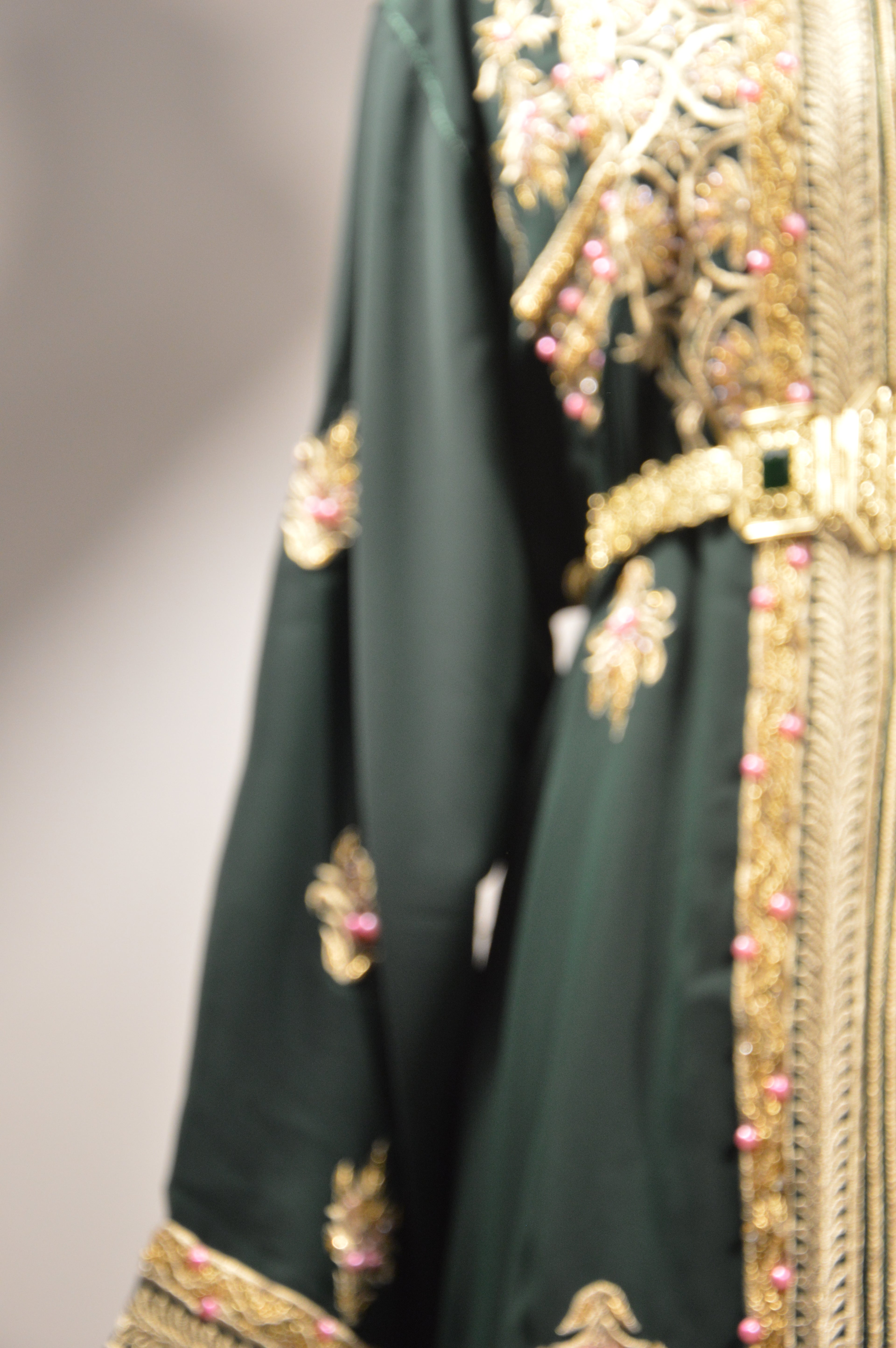 Takchita Col Montant Vert Sapin “Élégance Majestueuse”