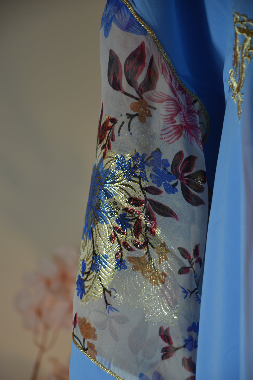 Gandoura bleu azur, broderies or & manches voile fleuri