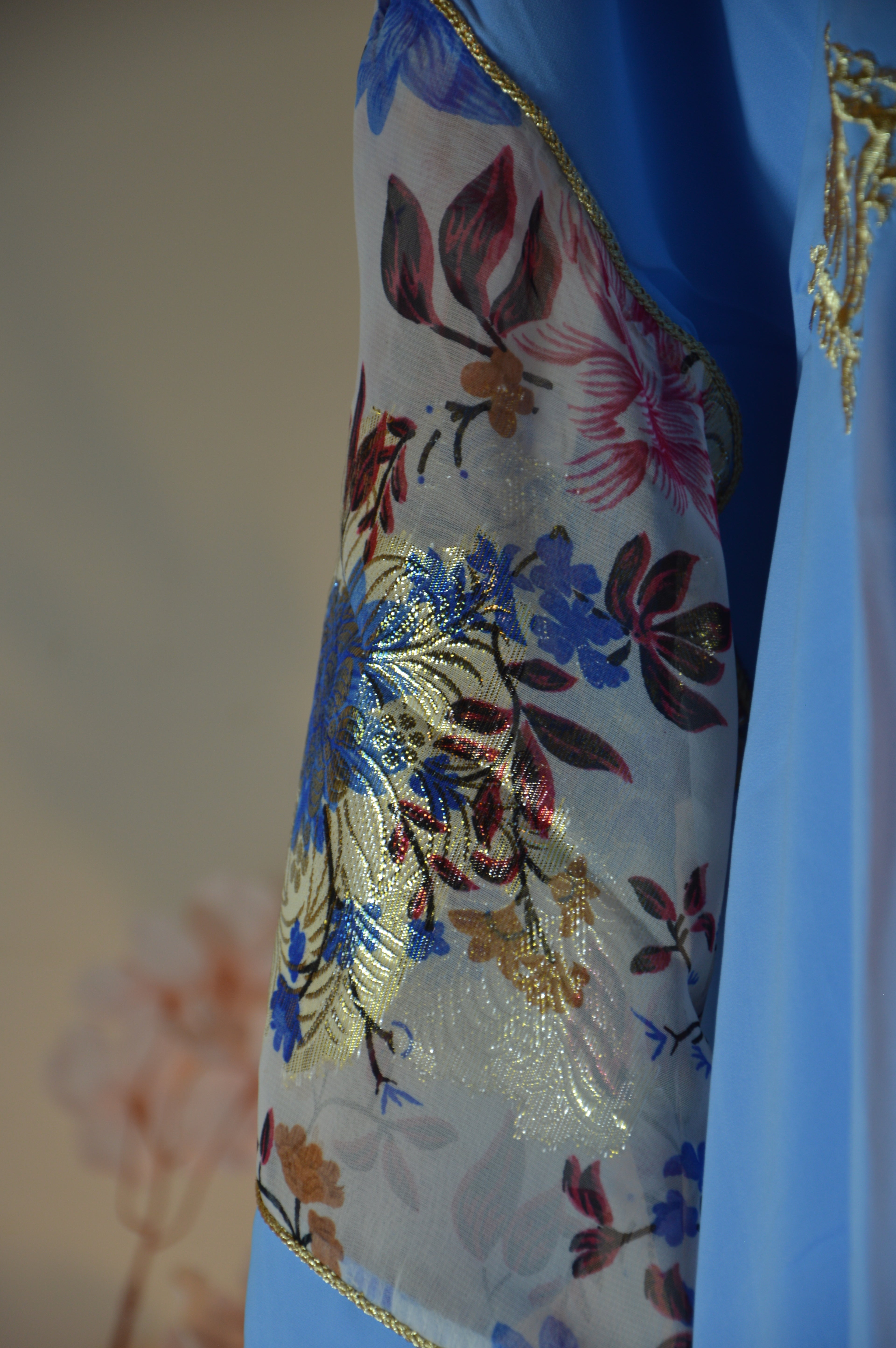 Gandoura bleu azur, broderies or & manches voile fleuri