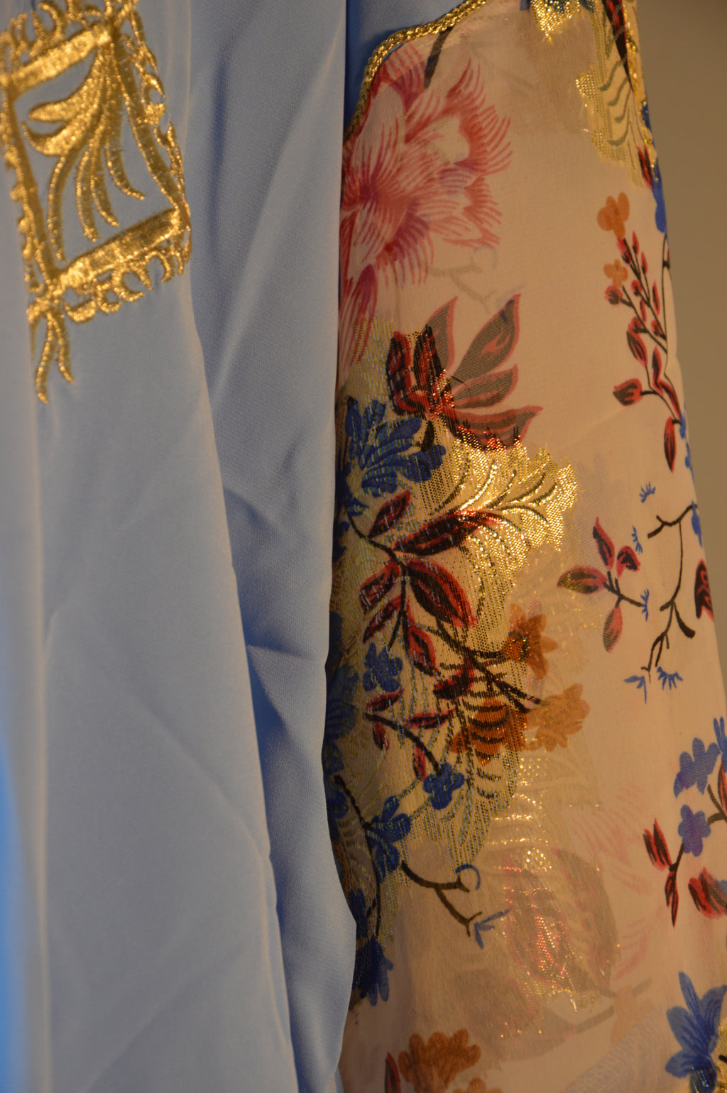 Gandoura bleu azur, broderies or & manches voile fleuri