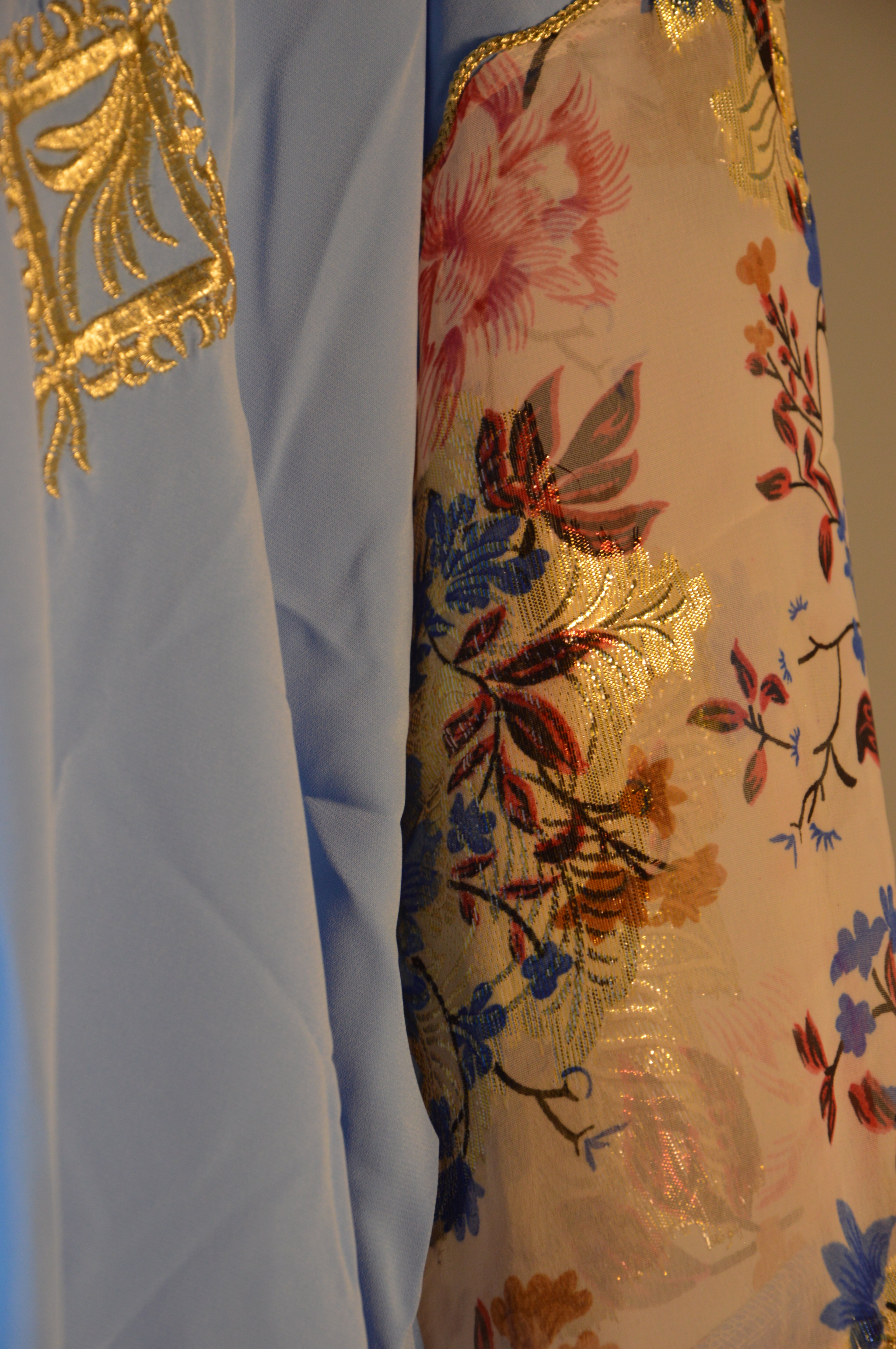 Gandoura bleu azur, broderies or & manches voile fleuri