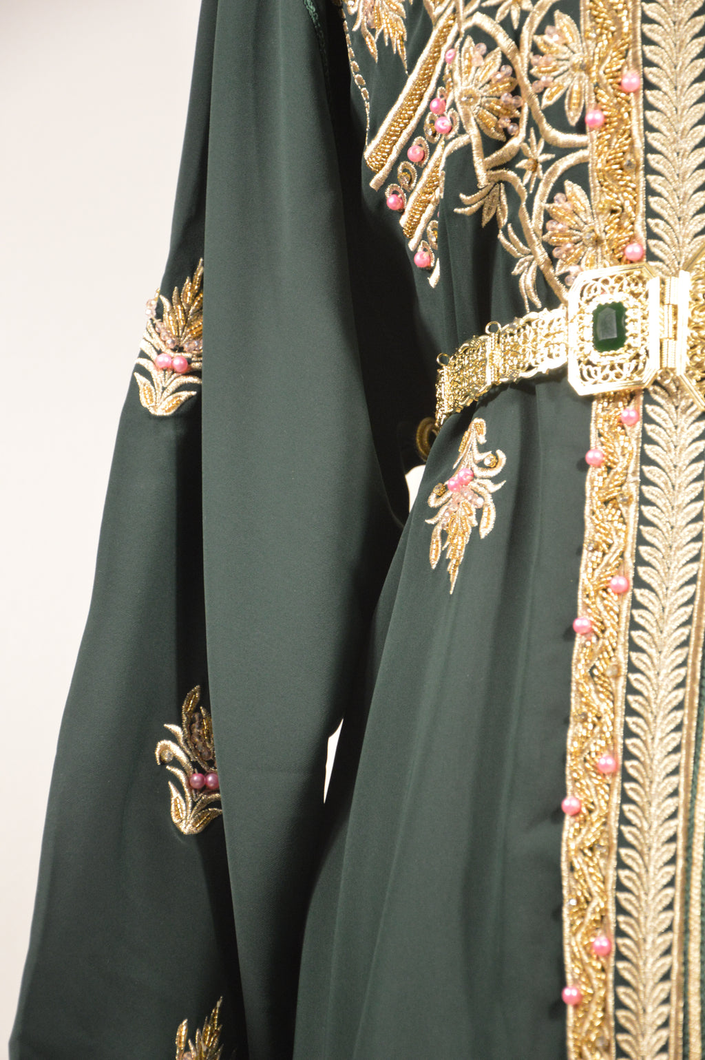 Takchita Col Montant Vert Sapin “Élégance Majestueuse”