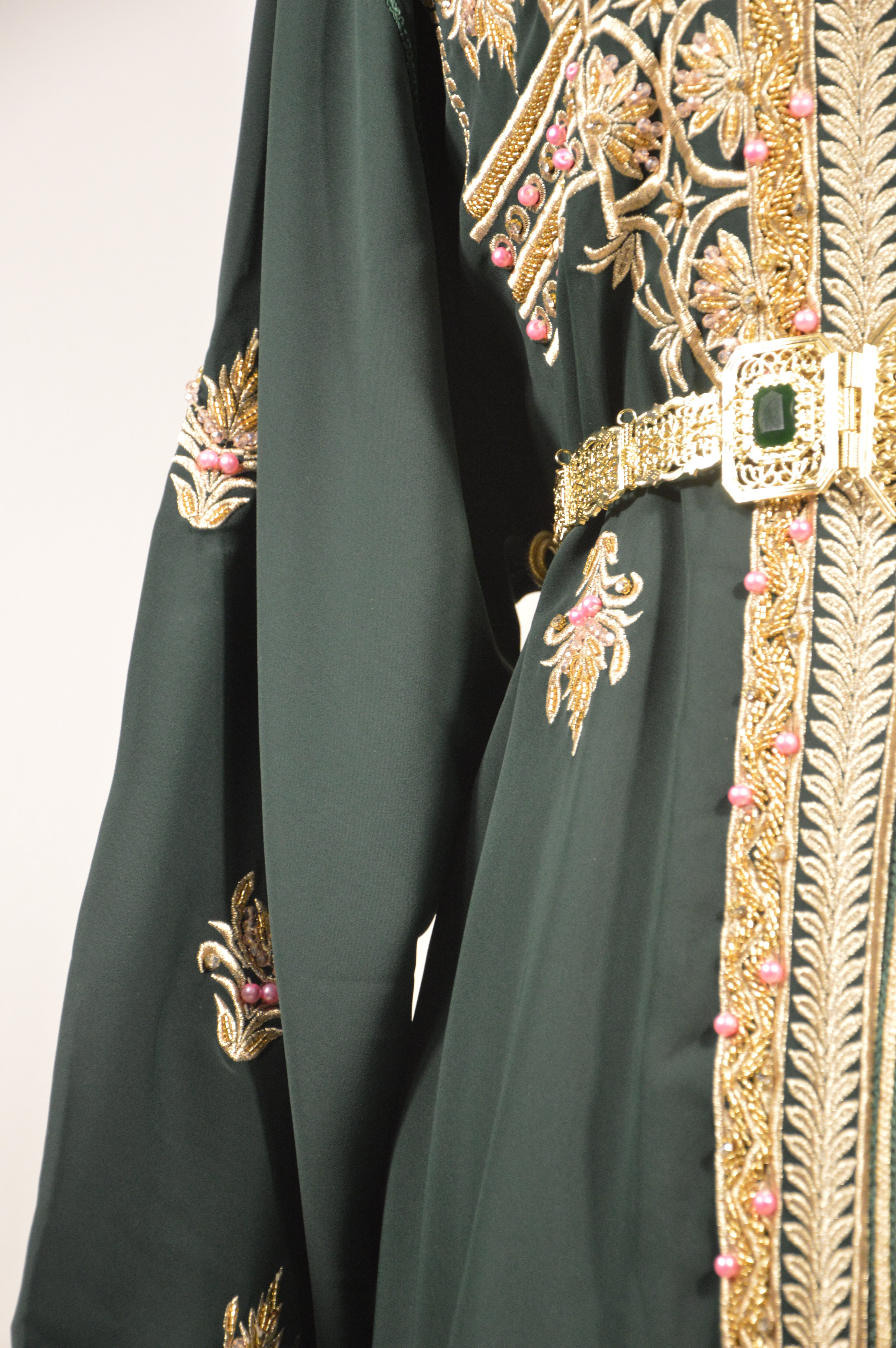 Takchita Col Montant Vert Sapin “Élégance Majestueuse”