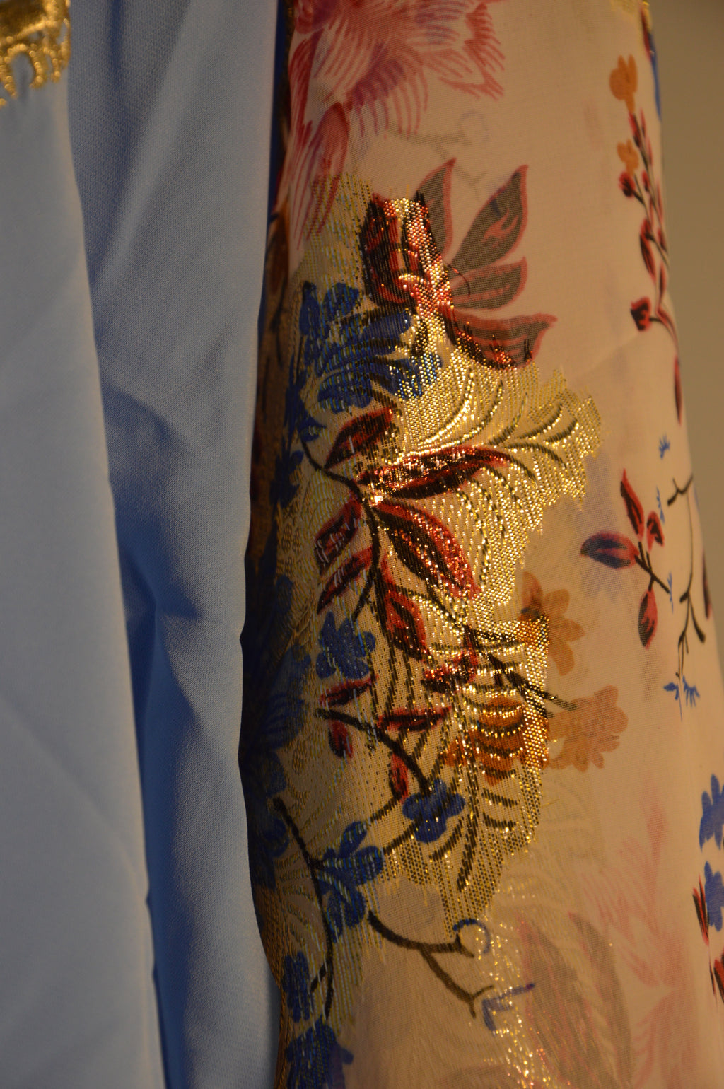 Gandoura bleu azur, broderies or & manches voile fleuri