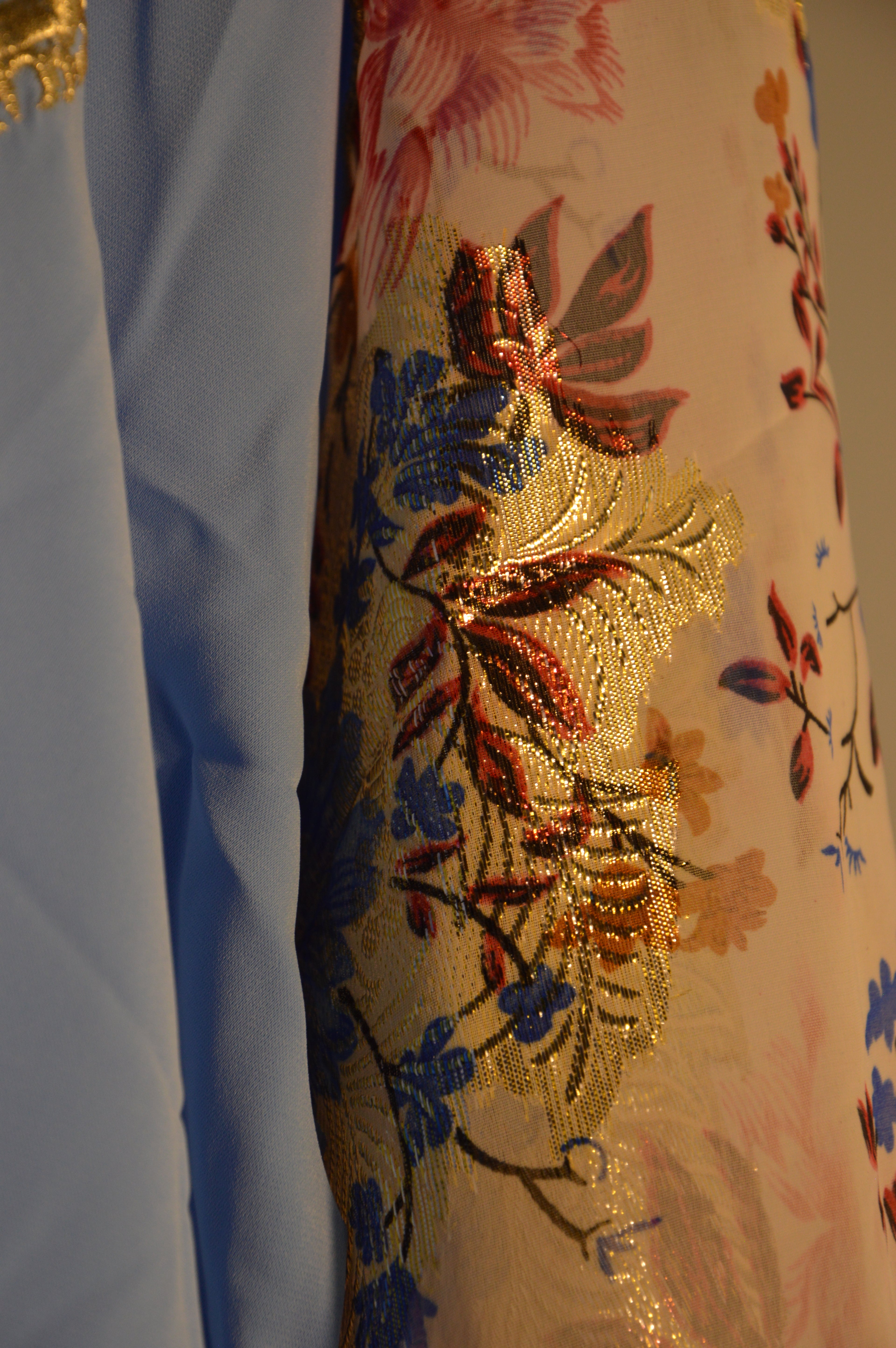 Gandoura bleu azur, broderies or & manches voile fleuri