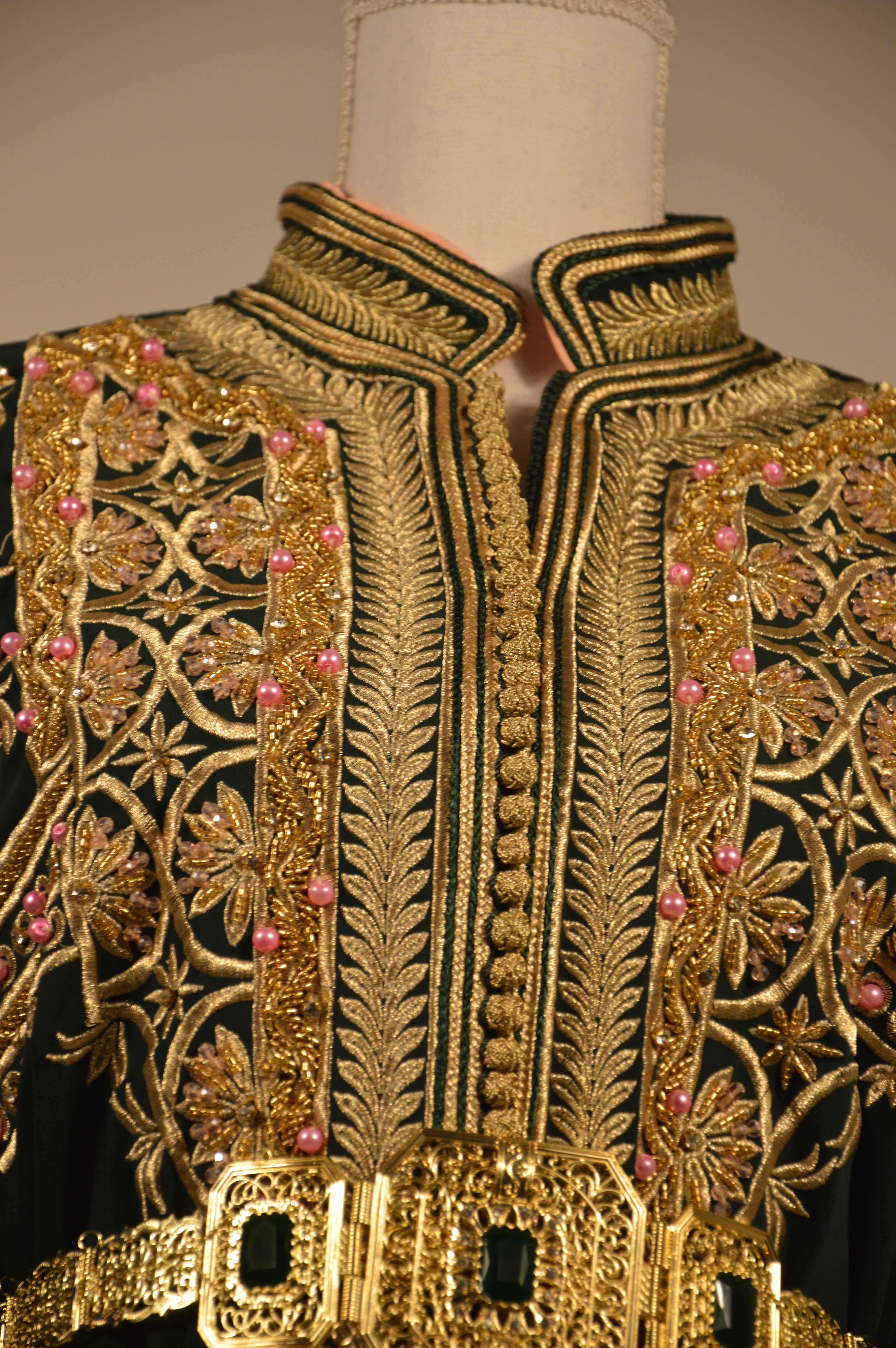 Takchita Col Montant Vert Sapin “Élégance Majestueuse”