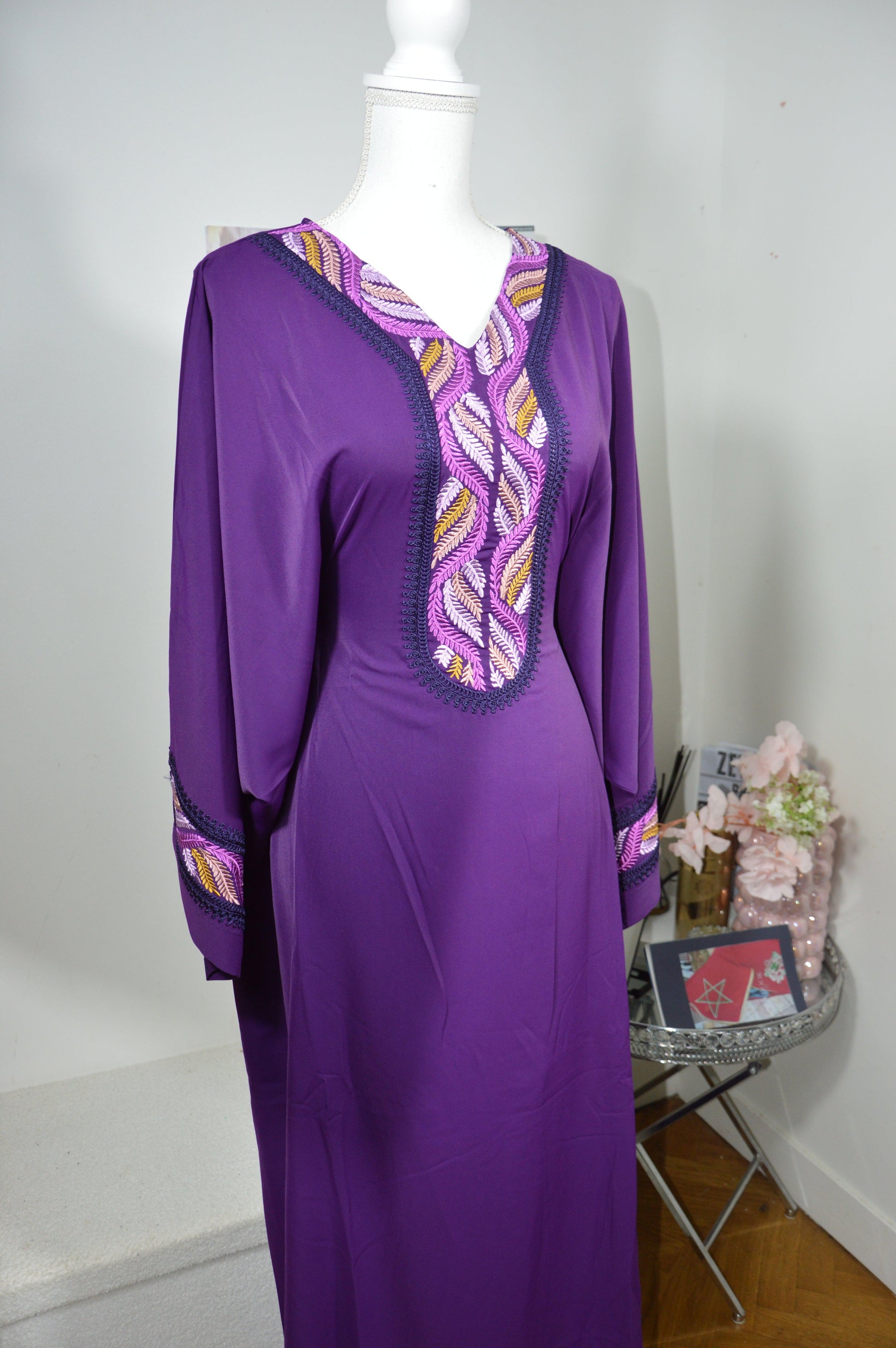 Détail broderie artisanale gandoura farasha violet
