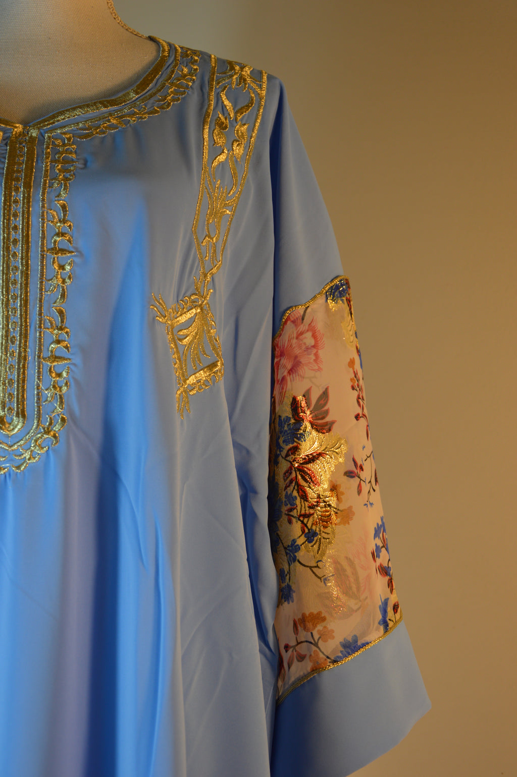 Gandoura bleu azur, broderies or & manches voile fleuri