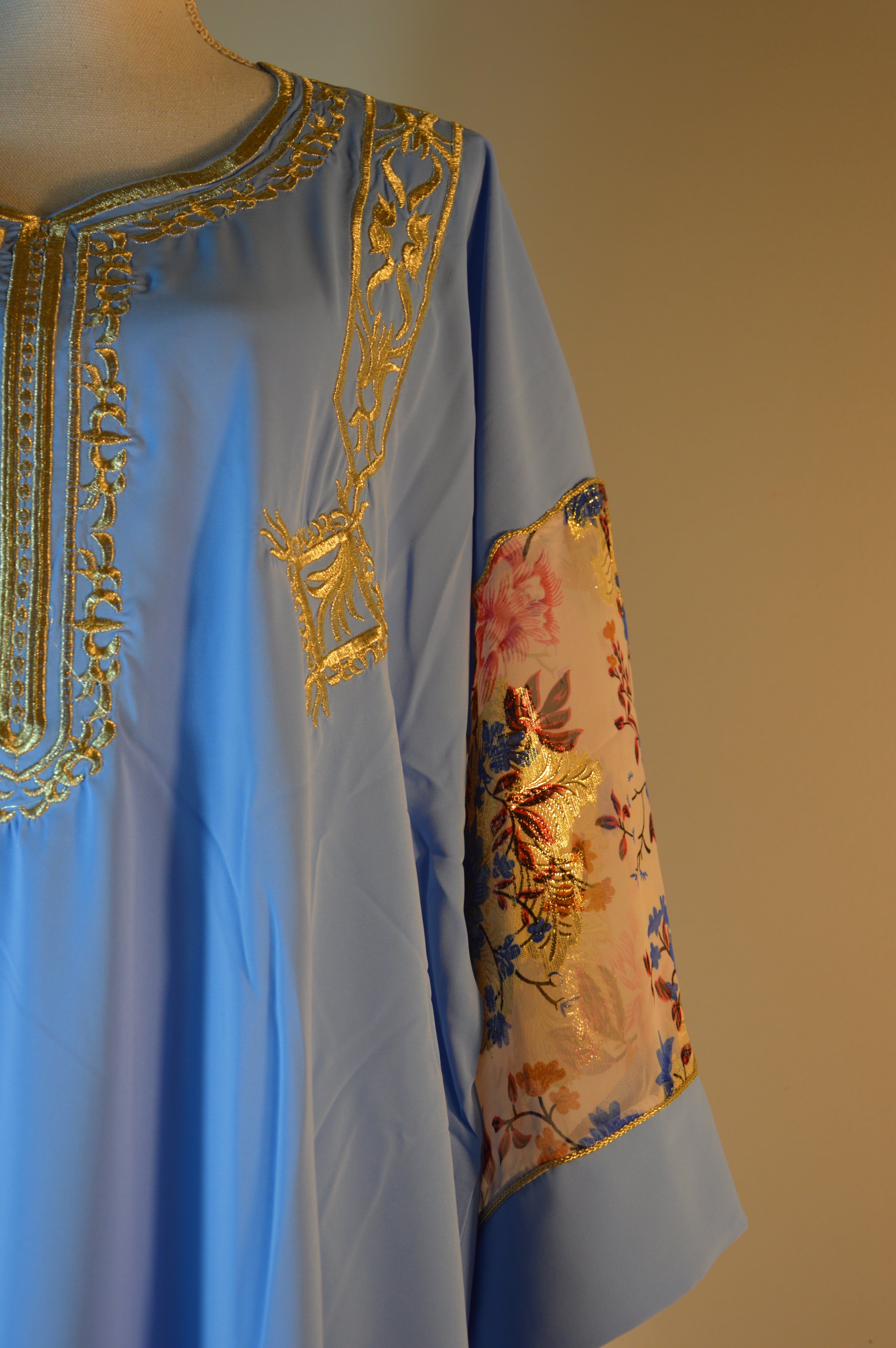 Gandoura bleu azur, broderies or & manches voile fleuri