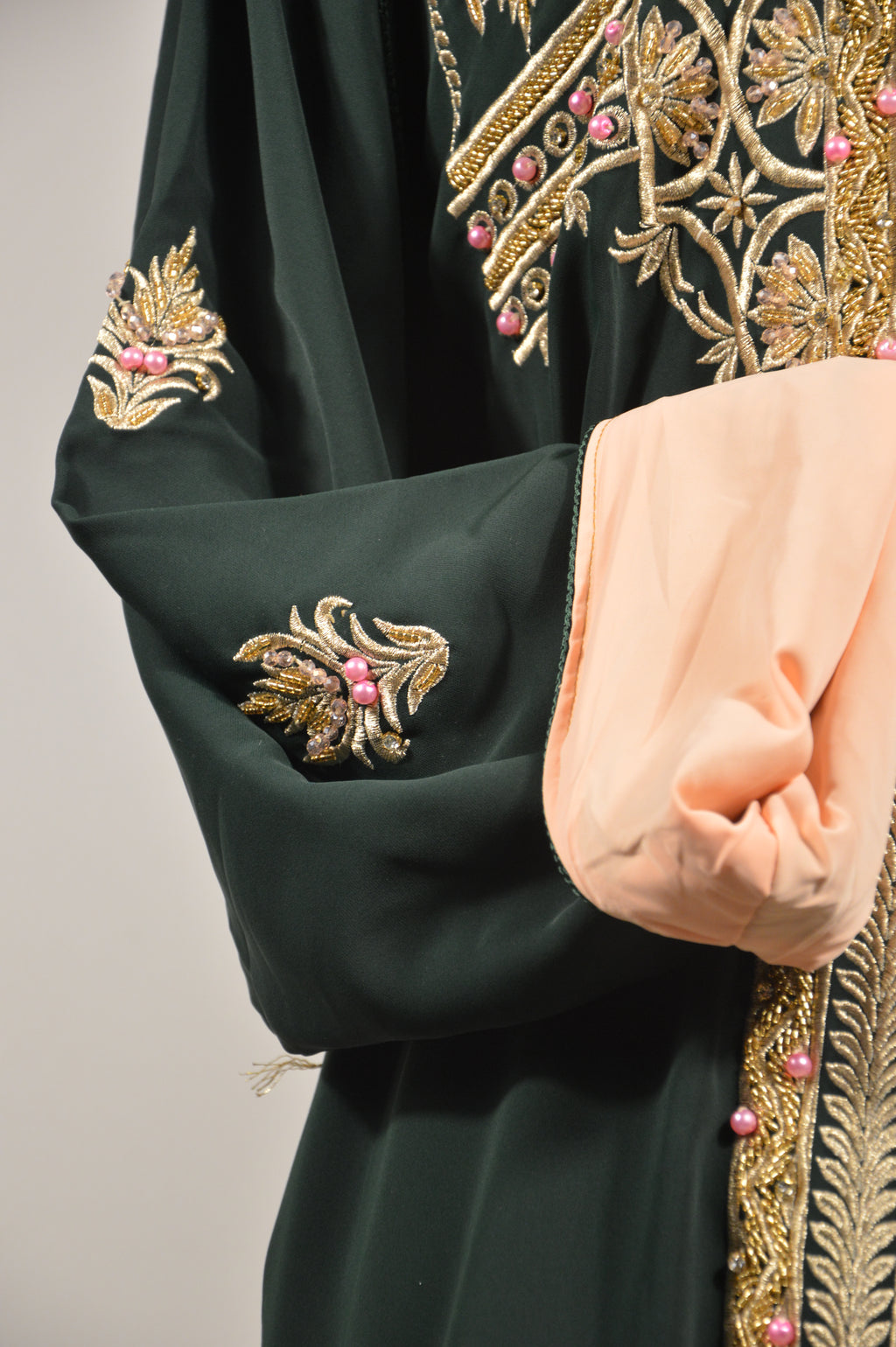 Takchita Col Montant Vert Sapin “Élégance Majestueuse”