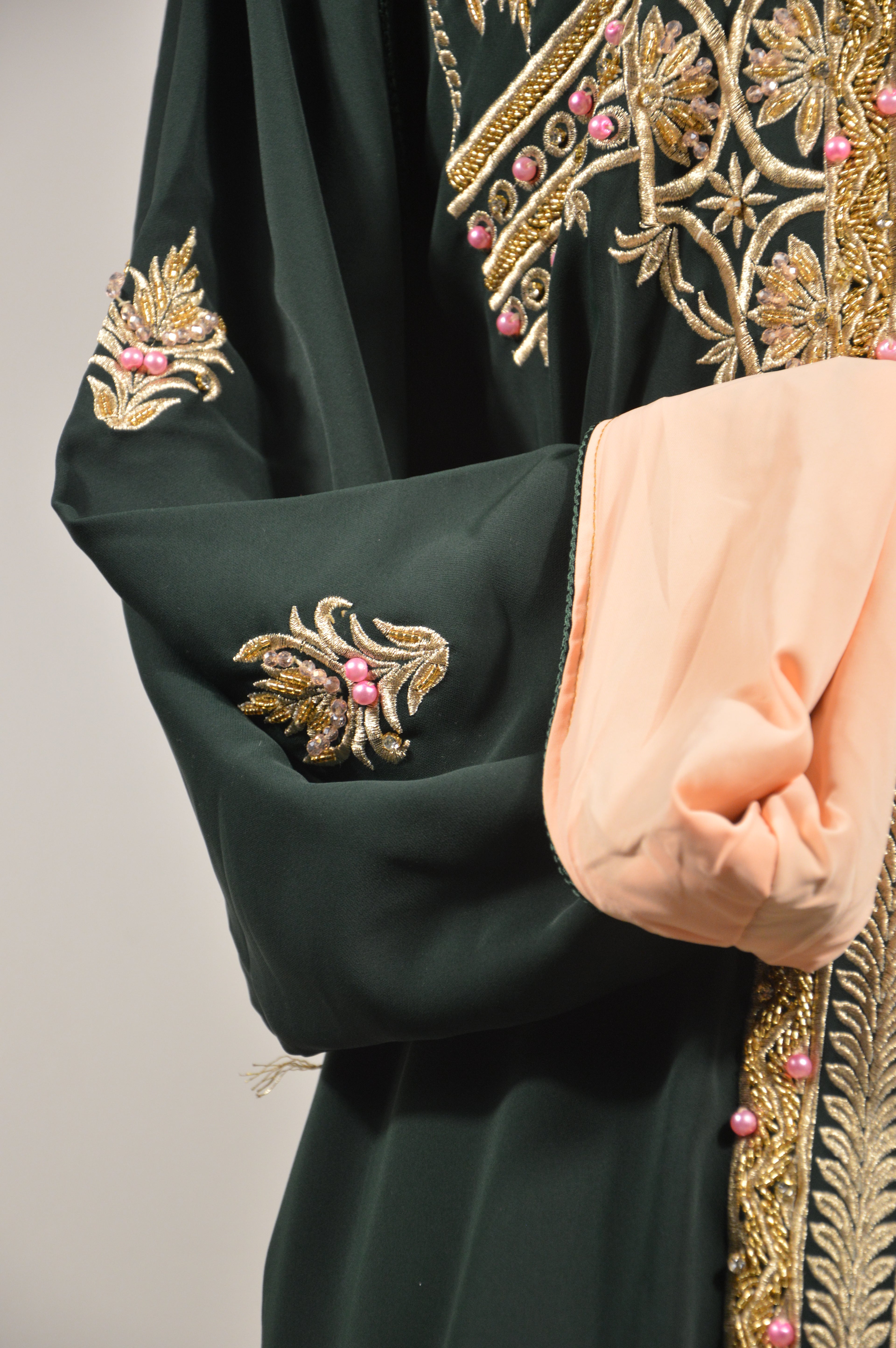 Takchita Col Montant Vert Sapin “Élégance Majestueuse”