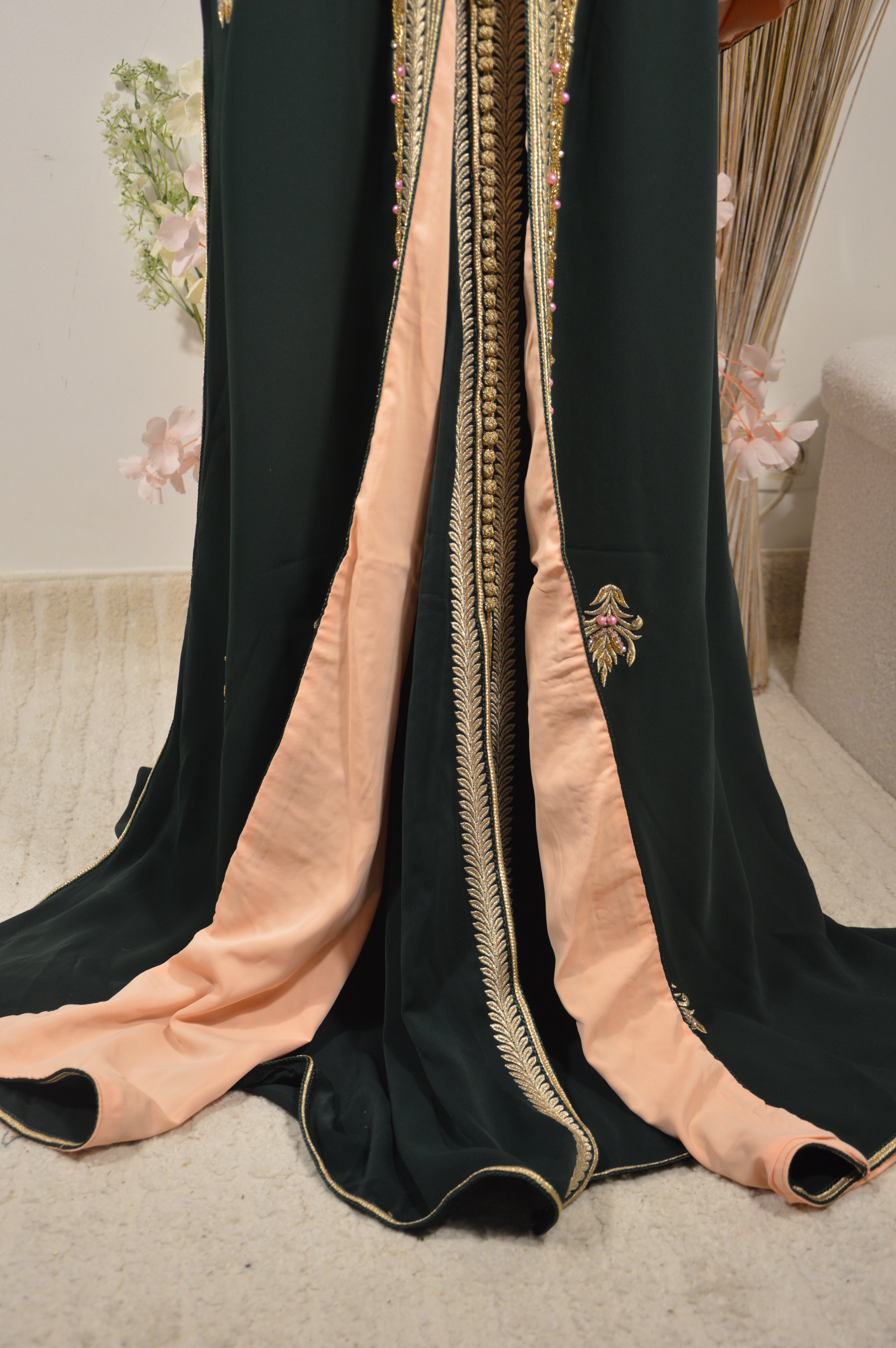 Takchita Col Montant Vert Sapin “Élégance Majestueuse”