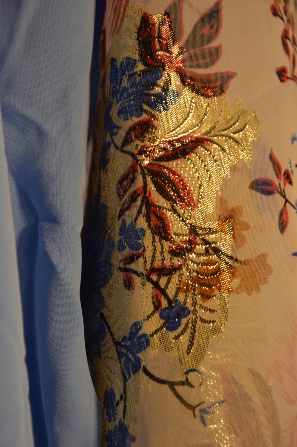 Gandoura bleu azur, broderies or & manches voile fleuri