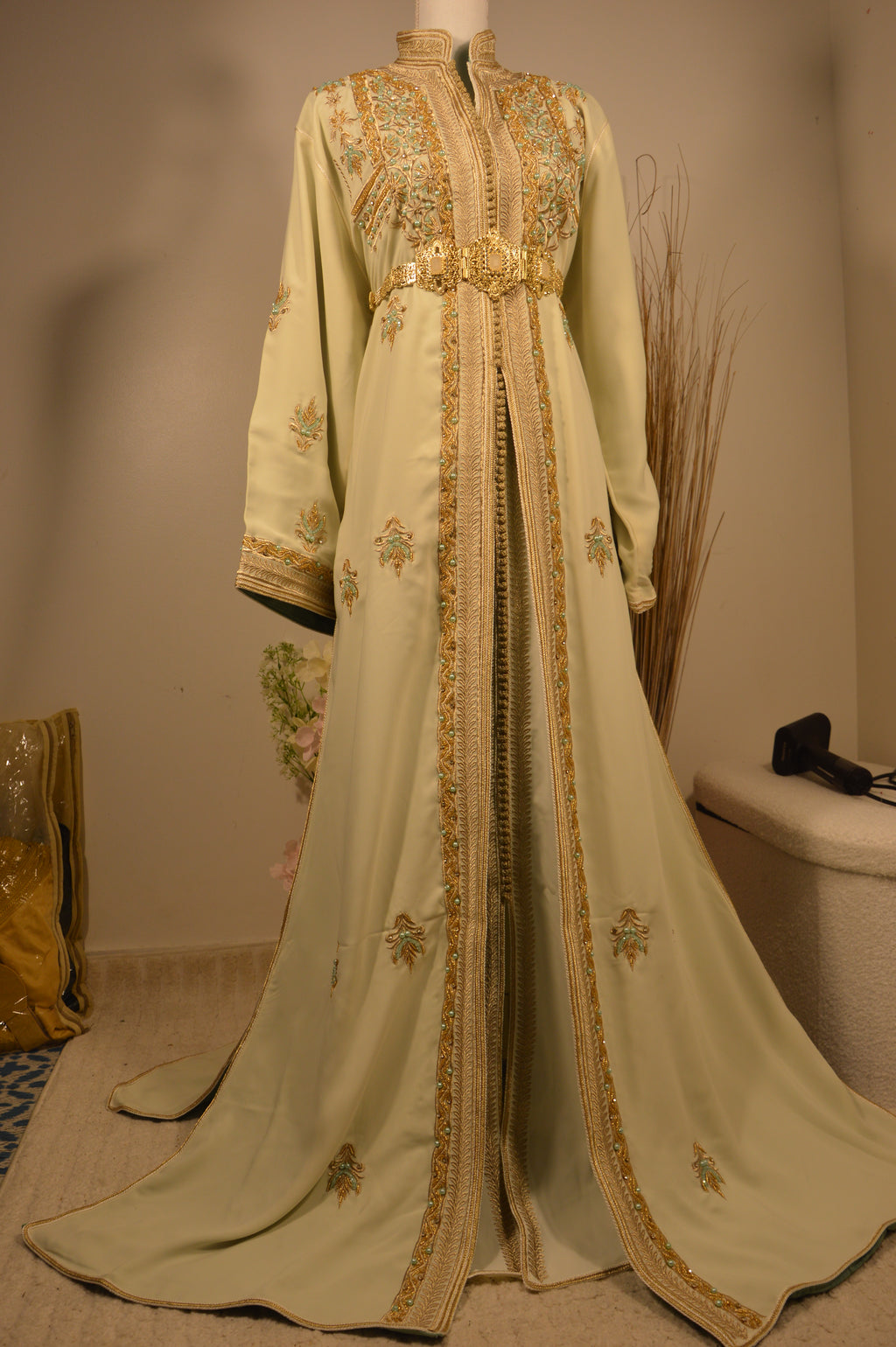 Takchita Ivoire et Or – Broderies Dorées & Perles Turquoise – Luxe Marocain