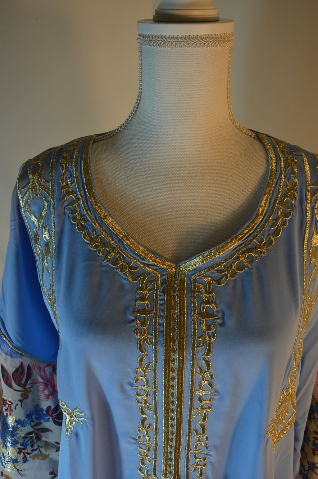Gandoura bleu azur, broderies or & manches voile fleuri