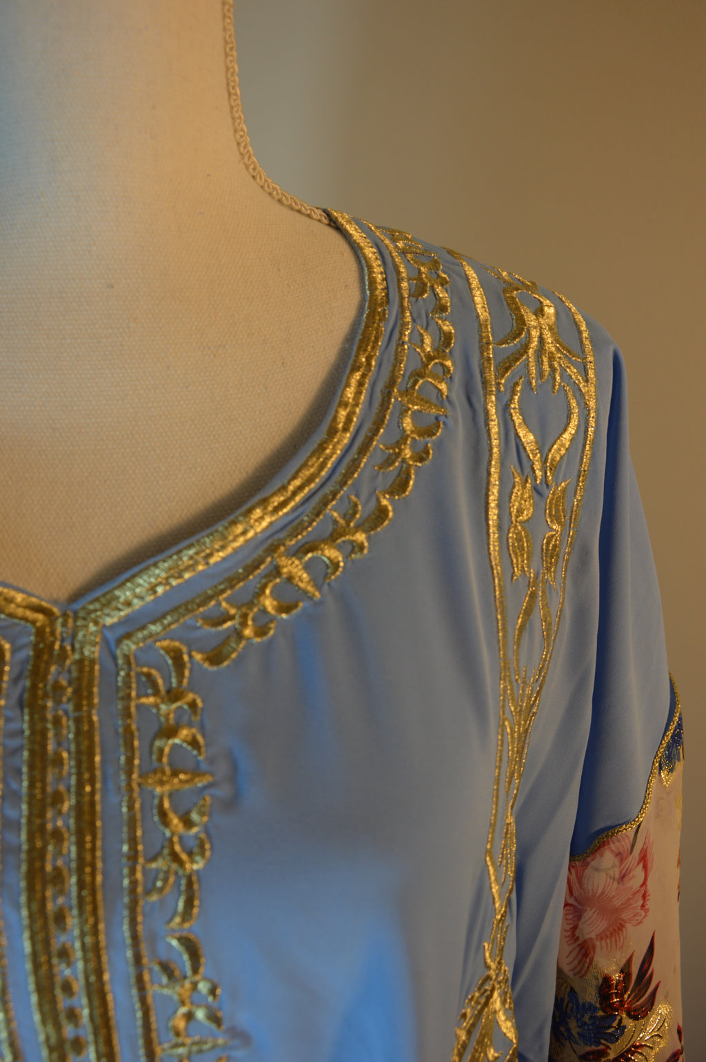 Gandoura bleu azur, broderies or & manches voile fleuri