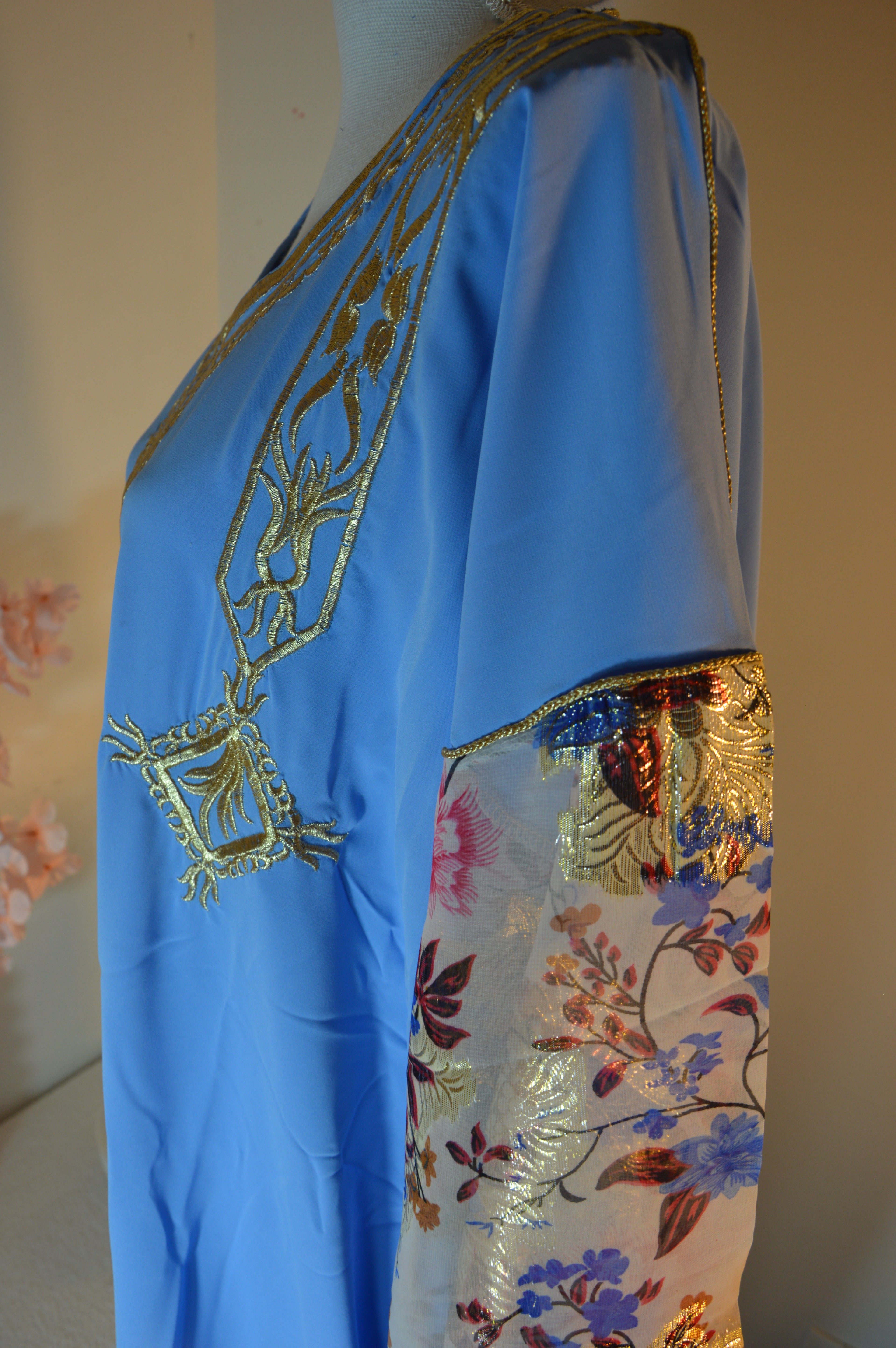 Gandoura bleu azur, broderies or & manches voile fleuri