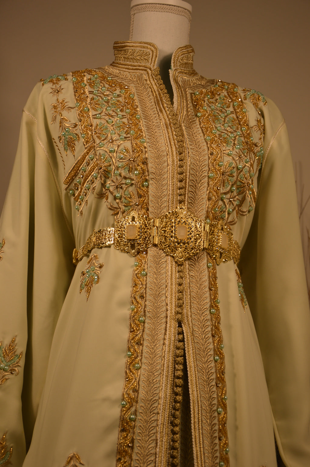 Takchita Ivoire et Or – Broderies Dorées & Perles Turquoise – Luxe Marocain