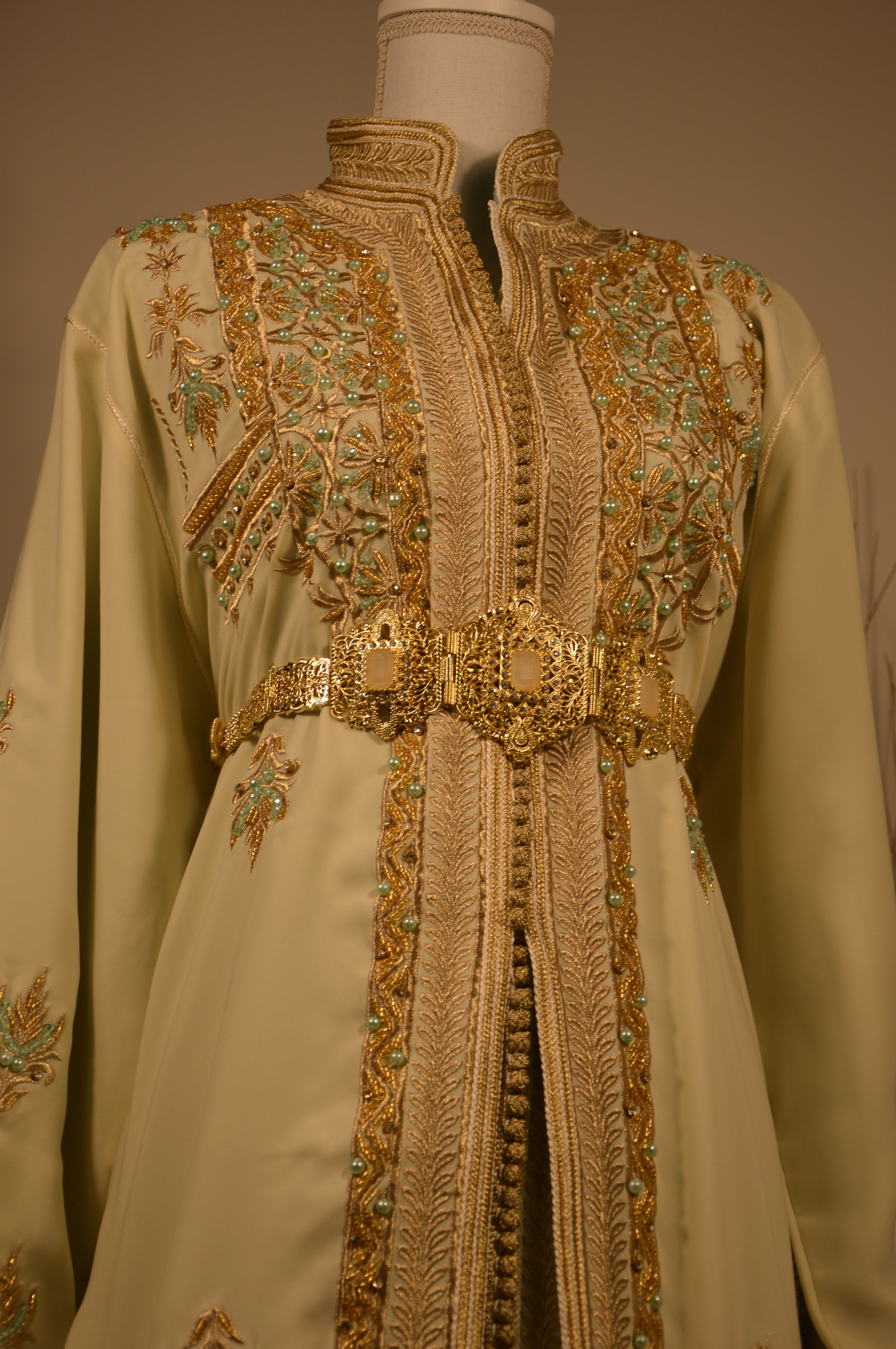 Takchita Ivoire et Or – Broderies Dorées & Perles Turquoise – Luxe Marocain