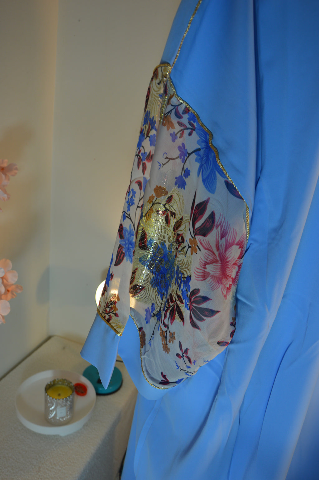 Gandoura bleu azur, broderies or & manches voile fleuri