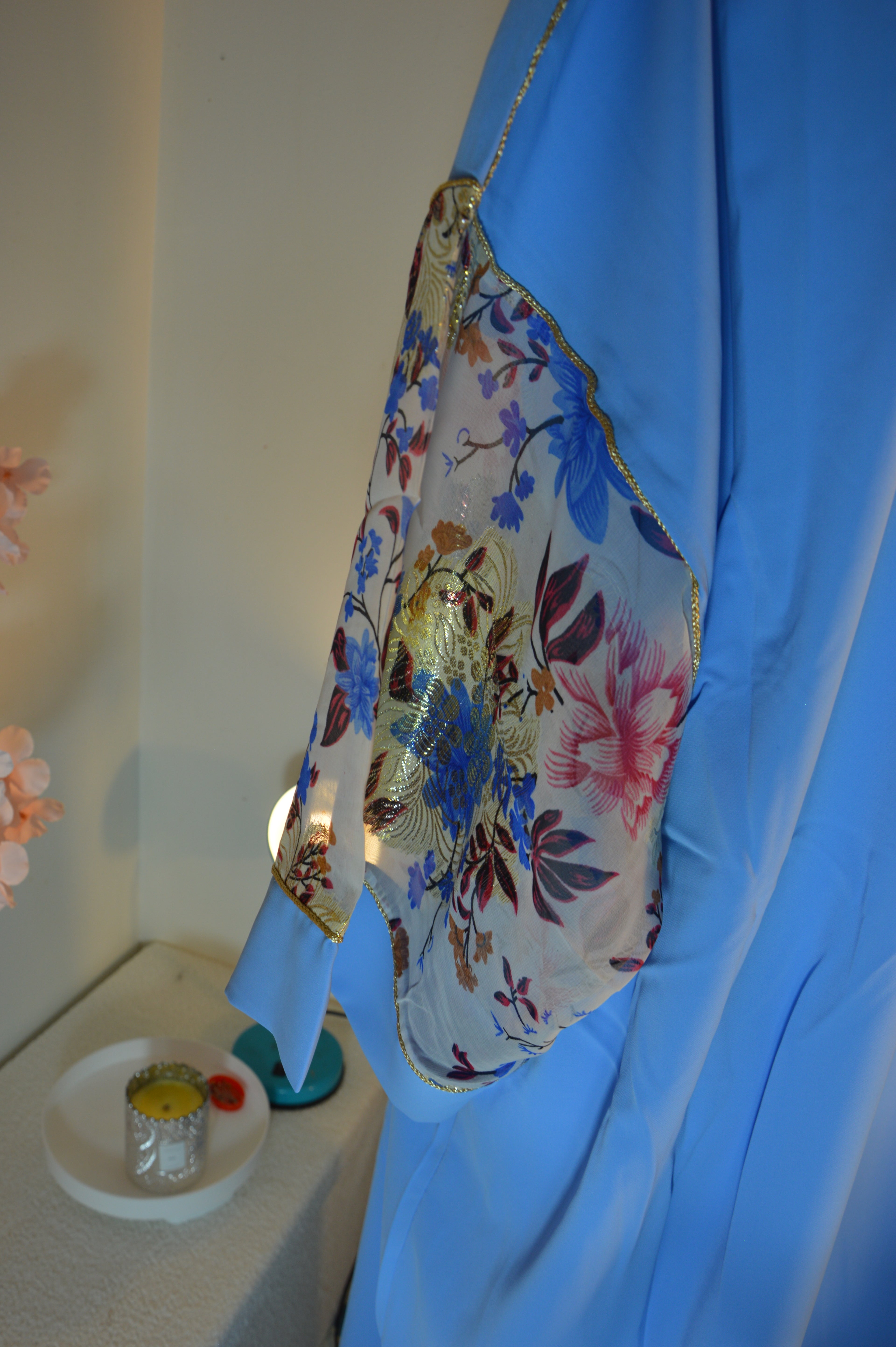 Gandoura bleu azur, broderies or & manches voile fleuri