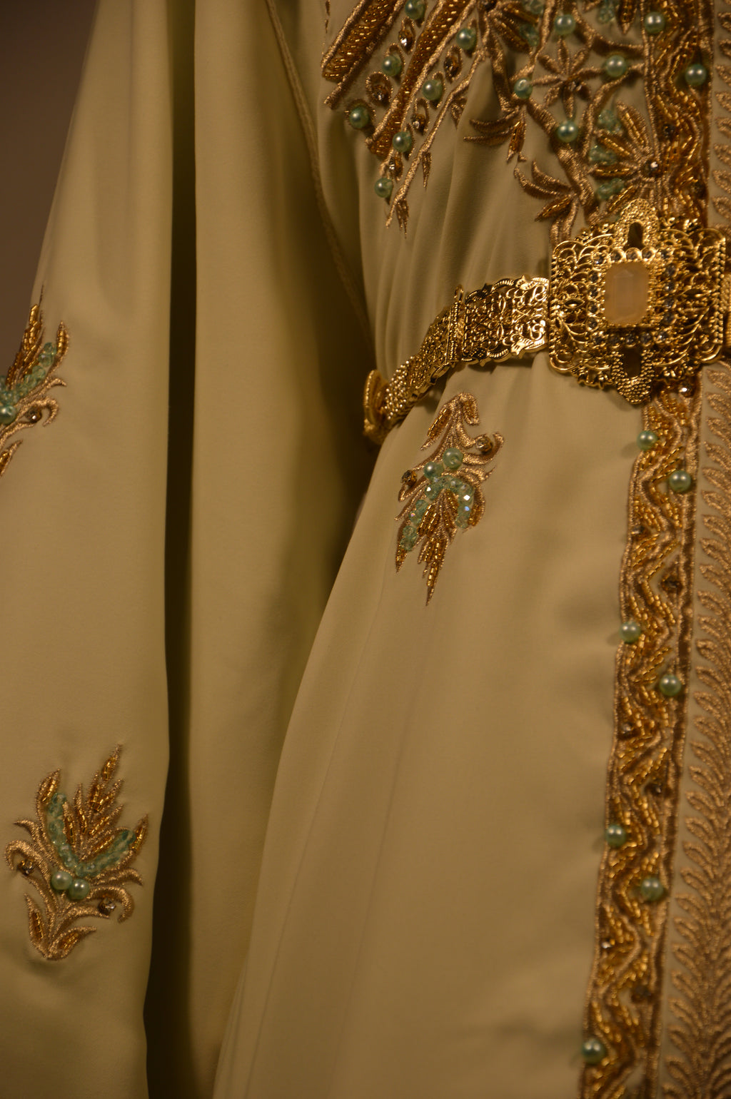 Takchita Ivoire et Or – Broderies Dorées & Perles Turquoise – Luxe Marocain