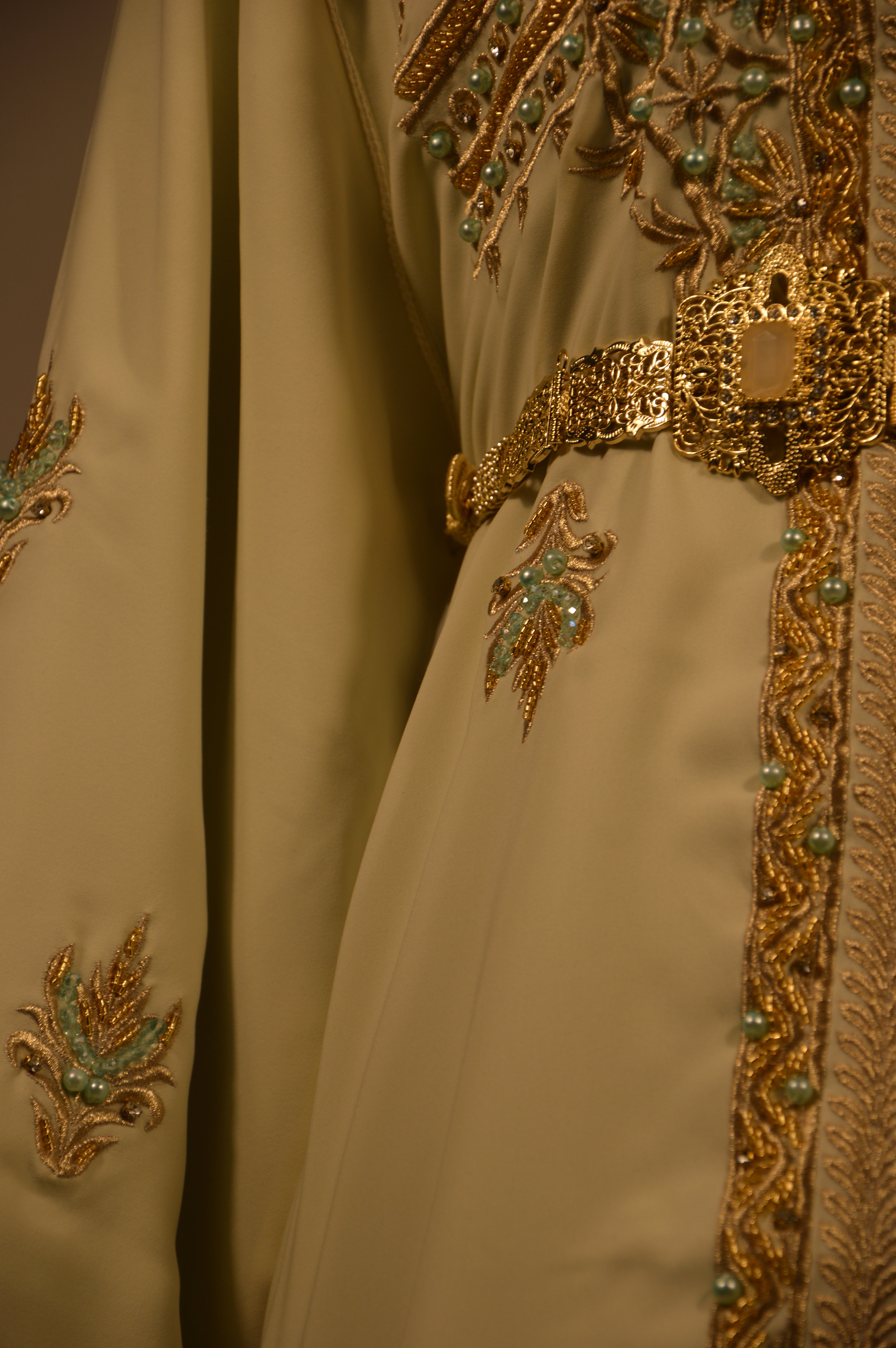 Takchita Ivoire et Or – Broderies Dorées & Perles Turquoise – Luxe Marocain