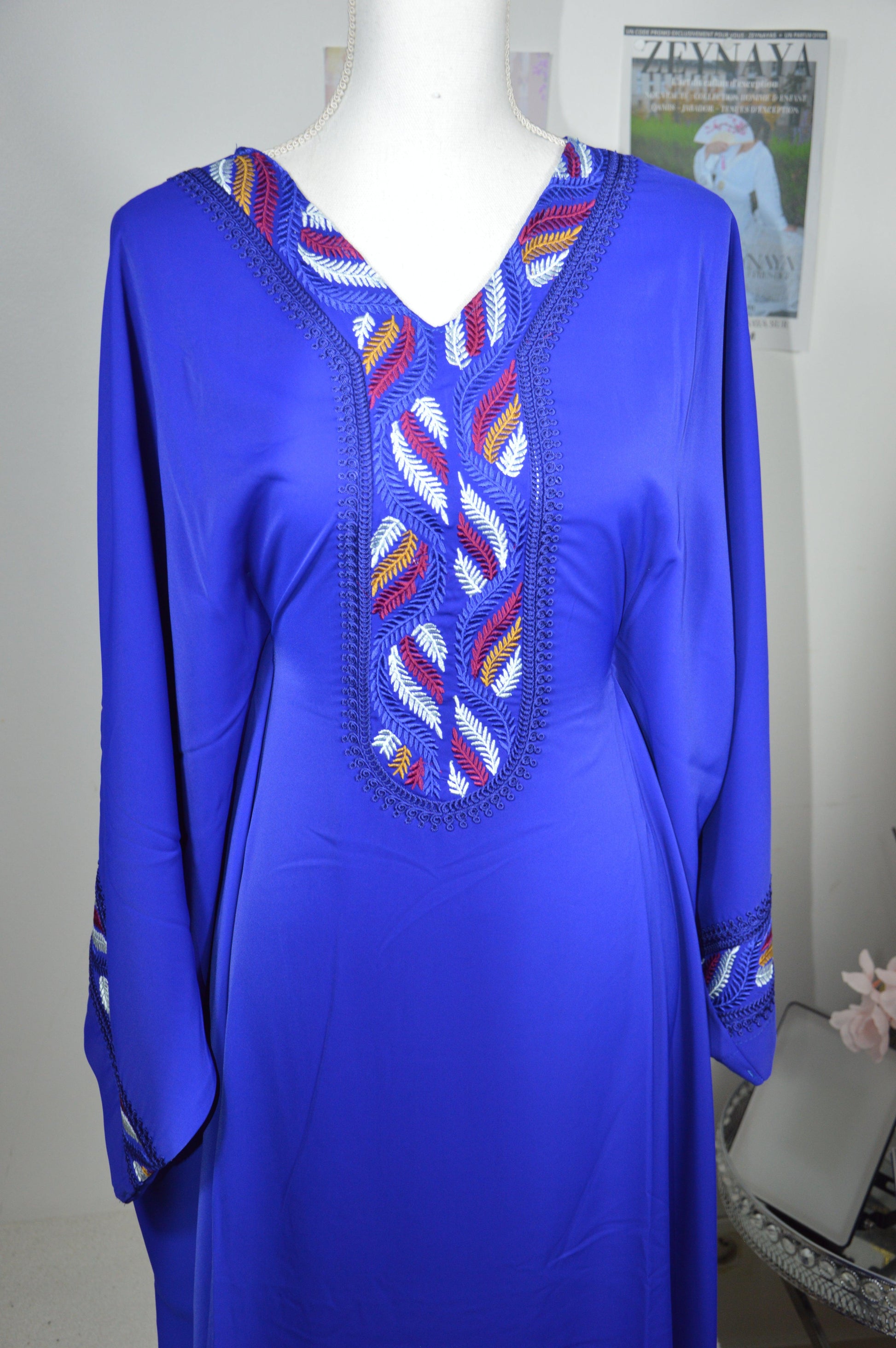 Détail broderie artisanale gandoura farasha bleu roi