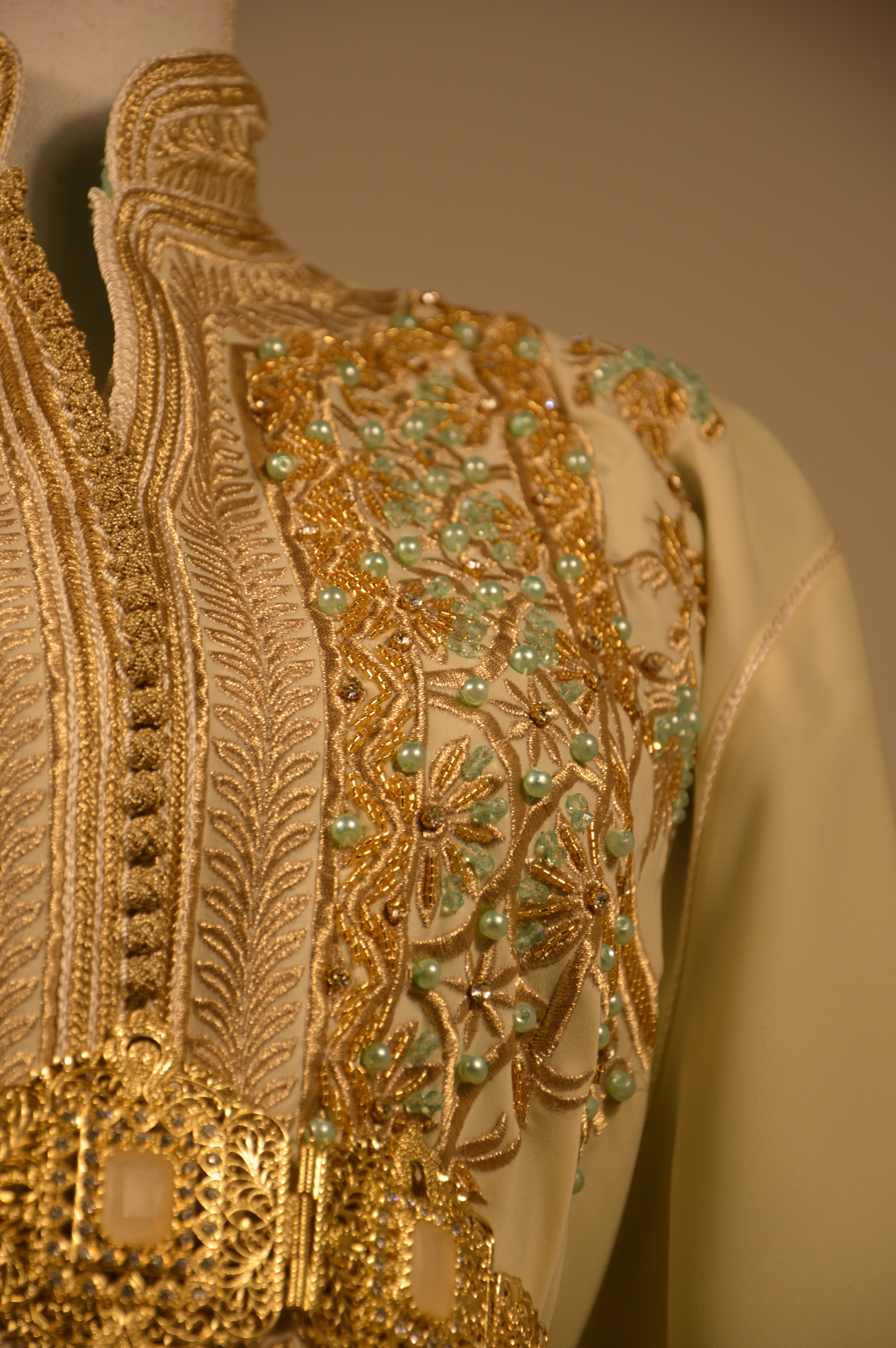 Takchita Ivoire et Or – Broderies Dorées & Perles Turquoise – Luxe Marocain
