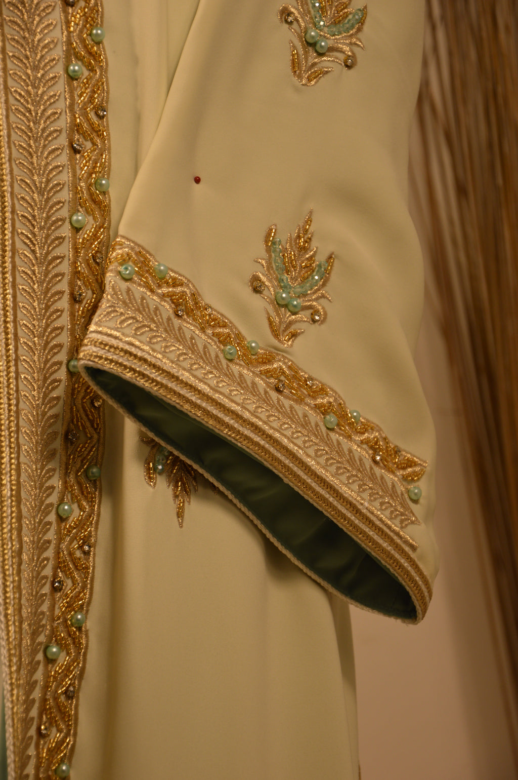 Takchita Ivoire et Or – Broderies Dorées & Perles Turquoise – Luxe Marocain