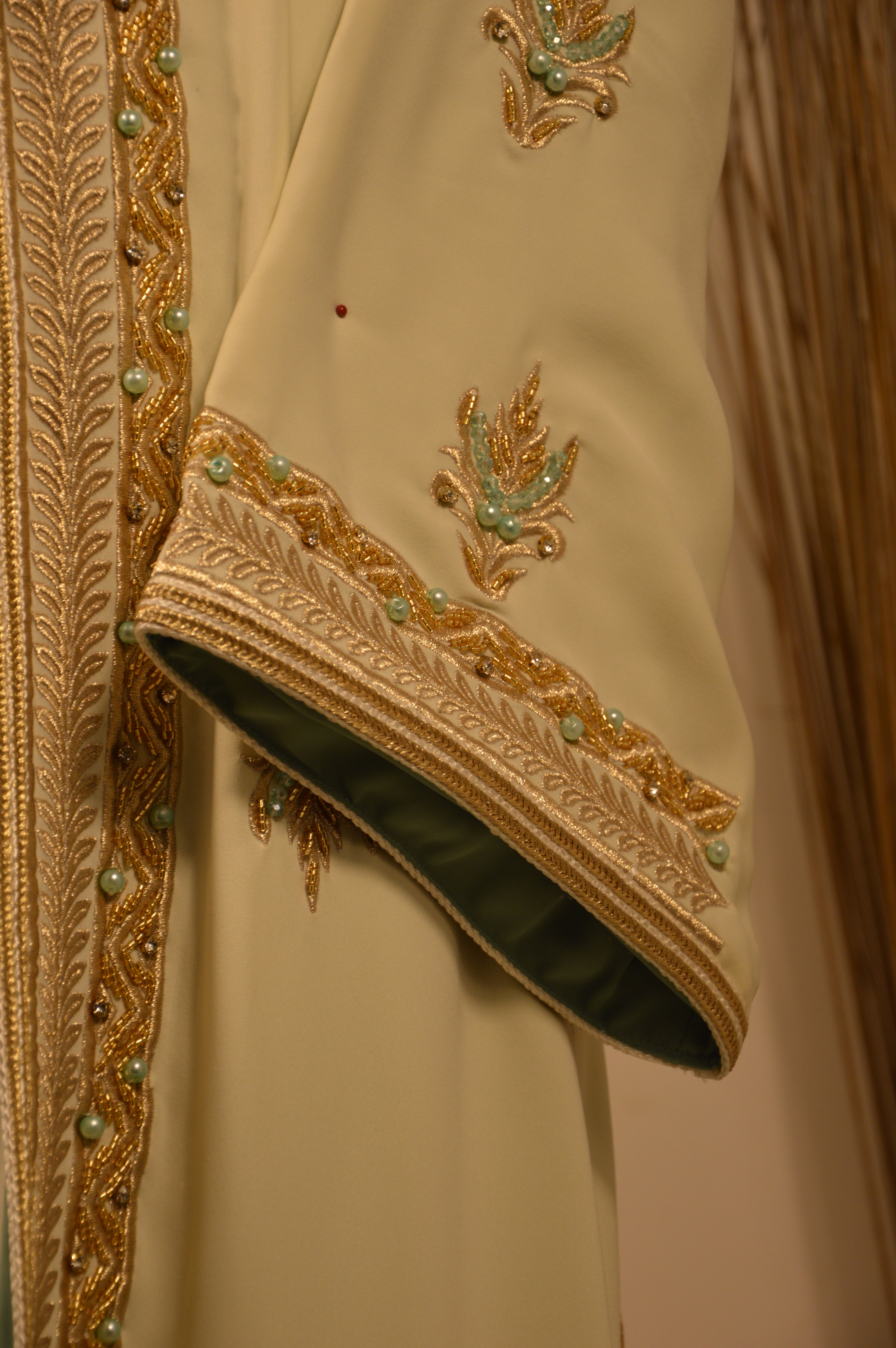 Takchita Ivoire et Or – Broderies Dorées & Perles Turquoise – Luxe Marocain