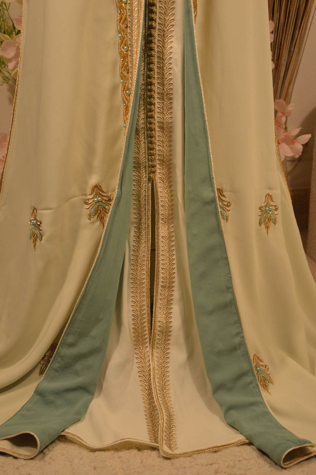 Takchita Ivoire et Or – Broderies Dorées & Perles Turquoise – Luxe Marocain