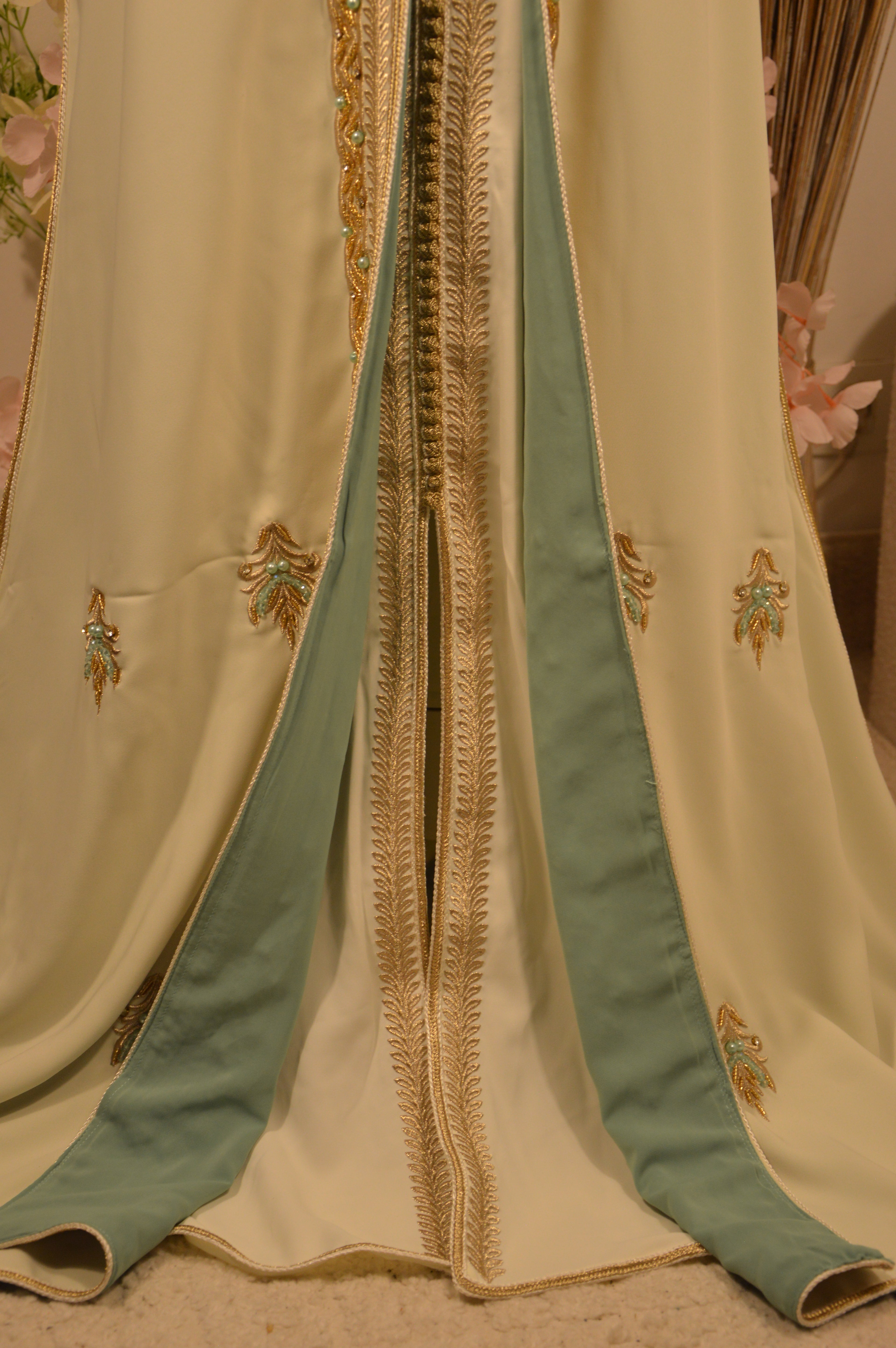 Takchita Ivoire et Or – Broderies Dorées & Perles Turquoise – Luxe Marocain