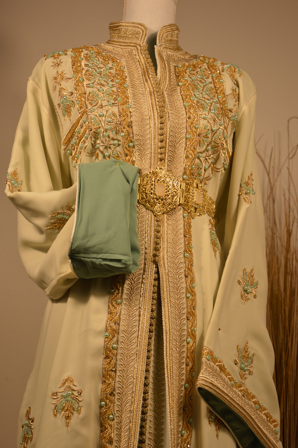 Takchita Ivoire et Or – Broderies Dorées & Perles Turquoise – Luxe Marocain