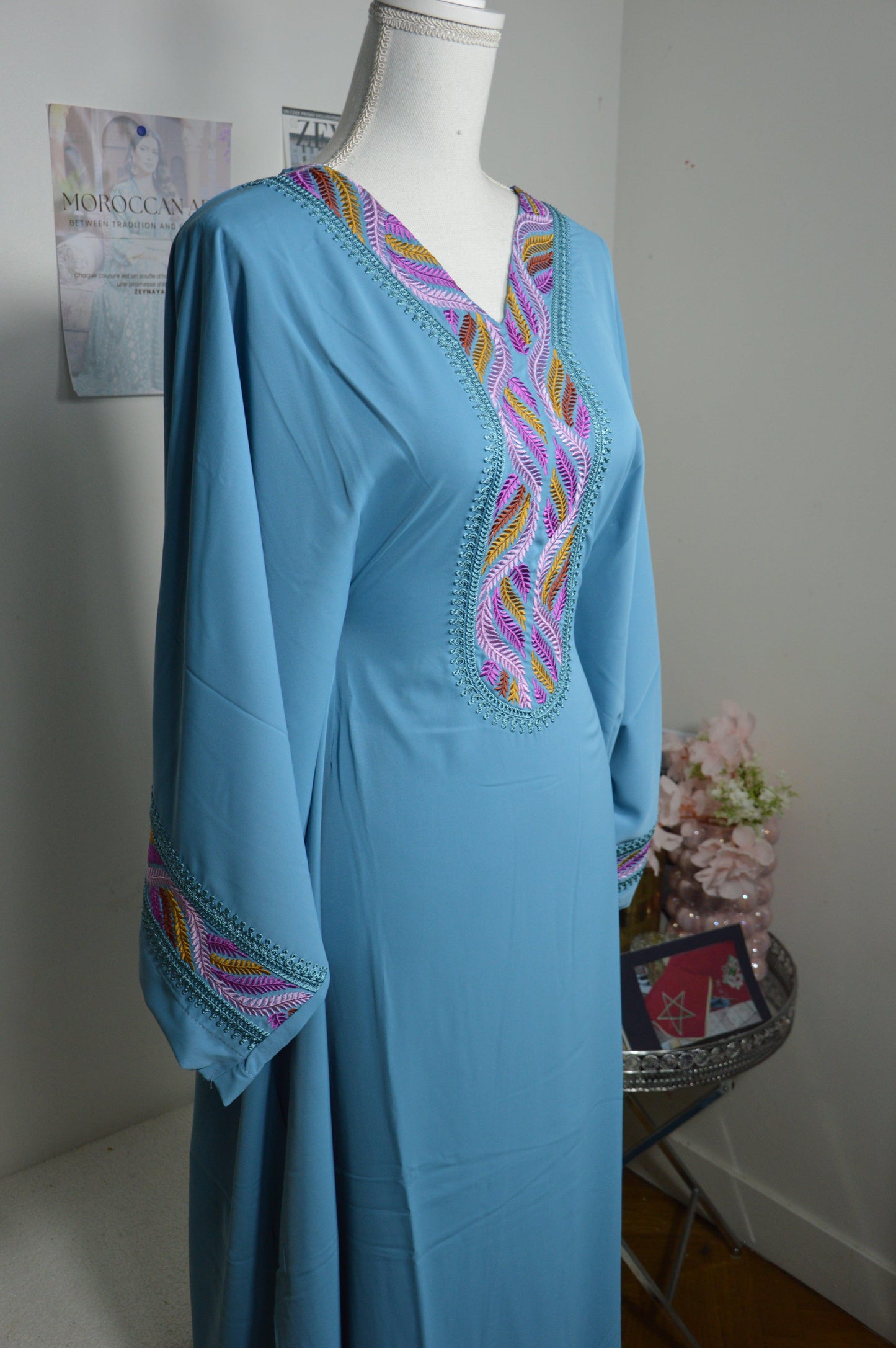 Gandoura farasha bleu ciel de cérémonie vue profil