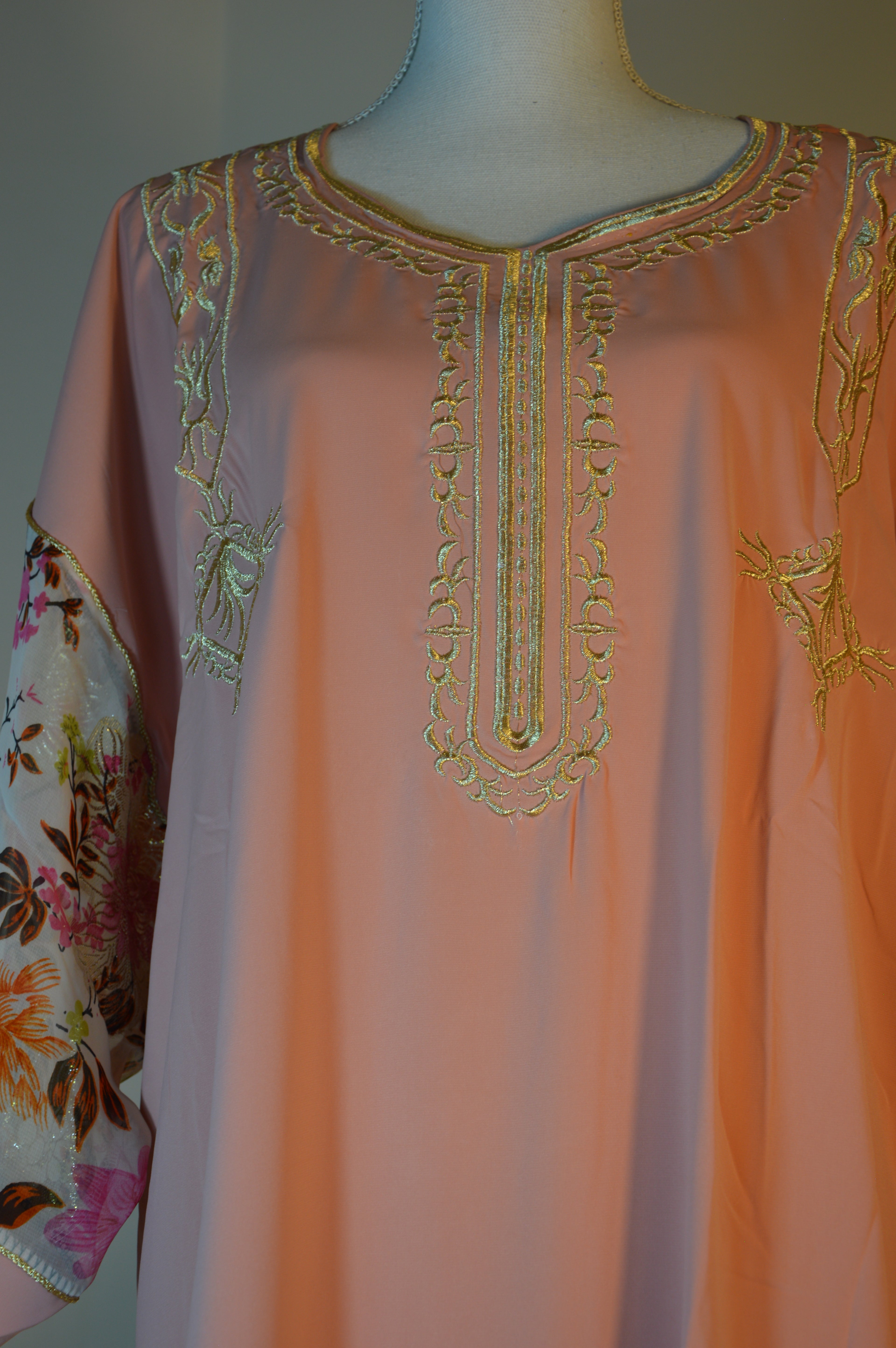 Gandoura rose poudré brodée – Manches florales métalliques