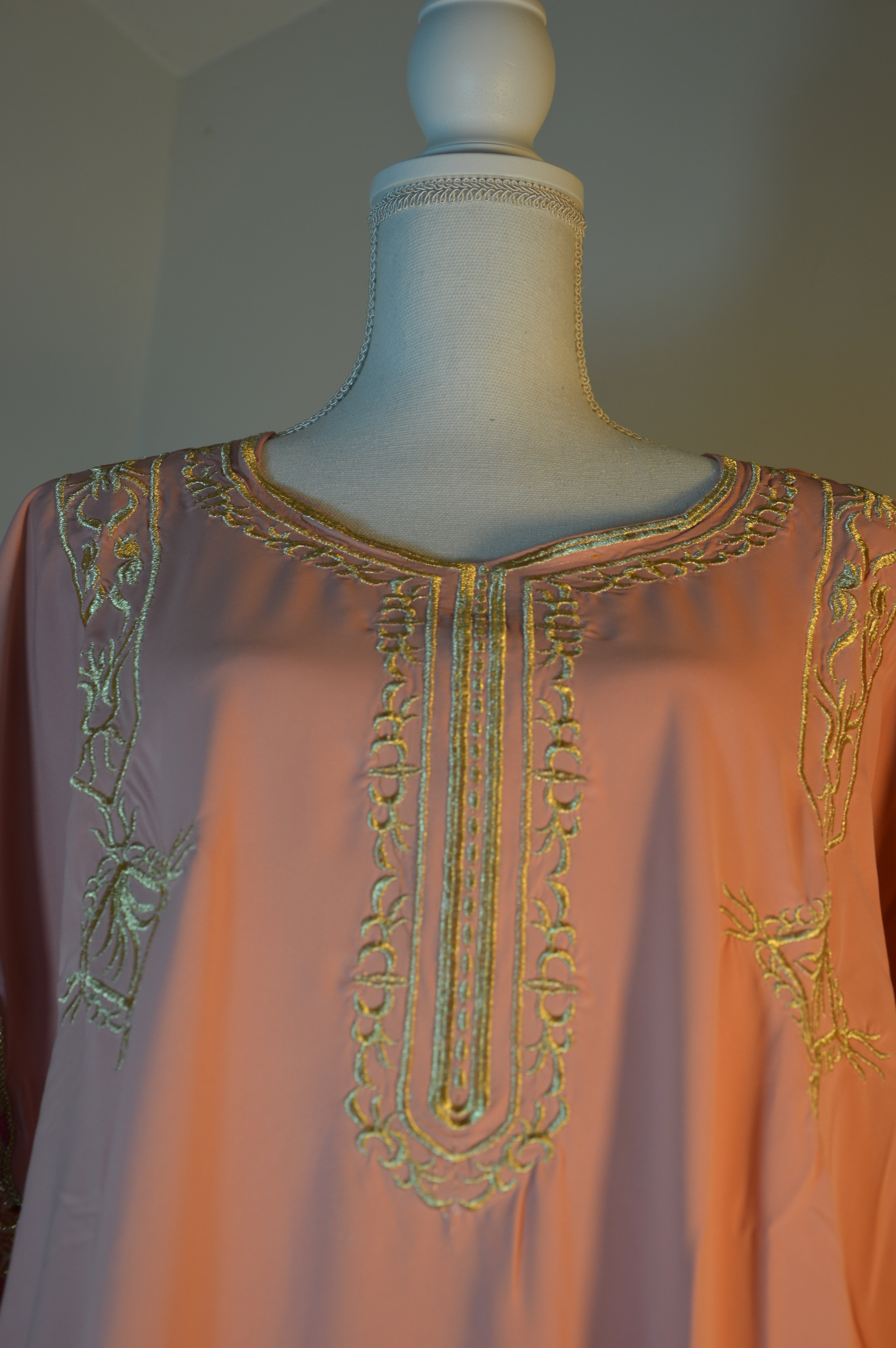 Gandoura rose poudré brodée – Manches florales métalliques