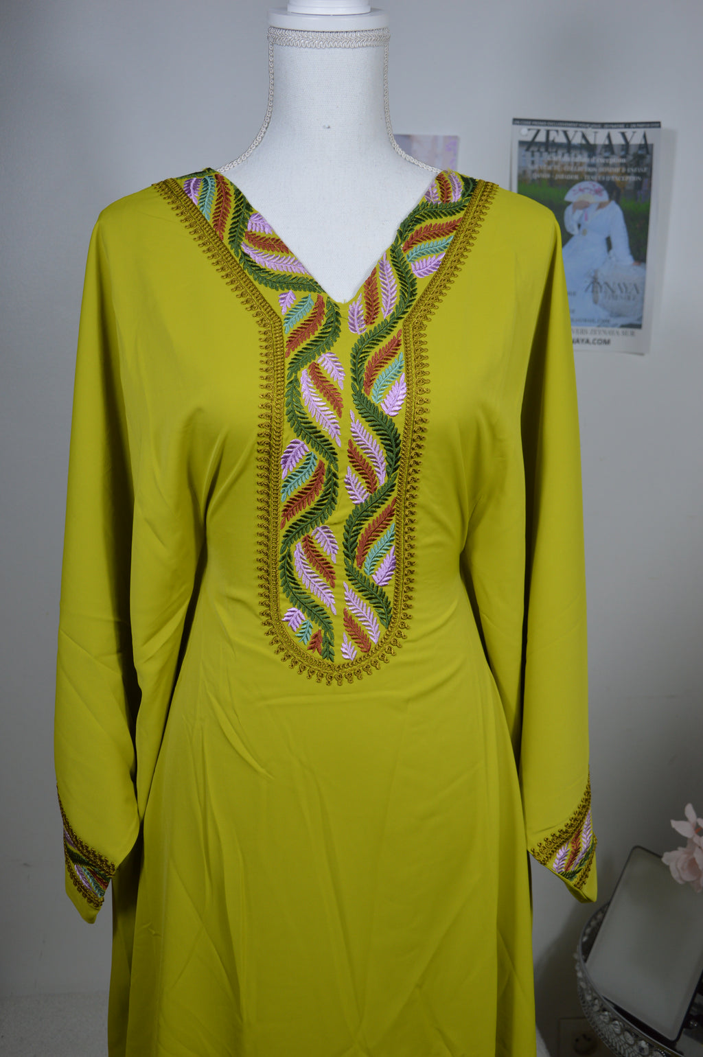 Détail broderie artisanale gandoura farasha vert 