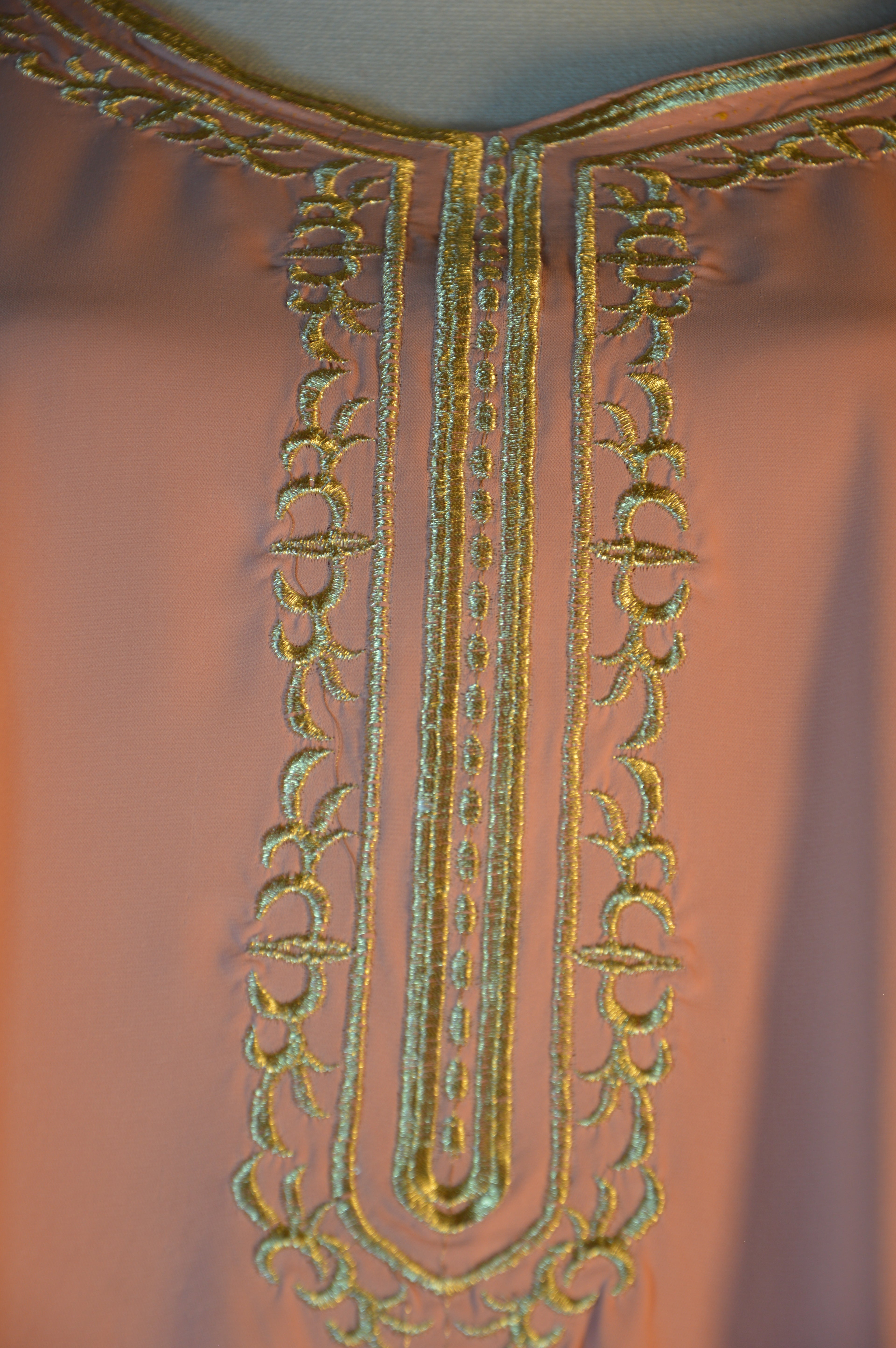 Gandoura rose poudré brodée – Manches florales métalliques